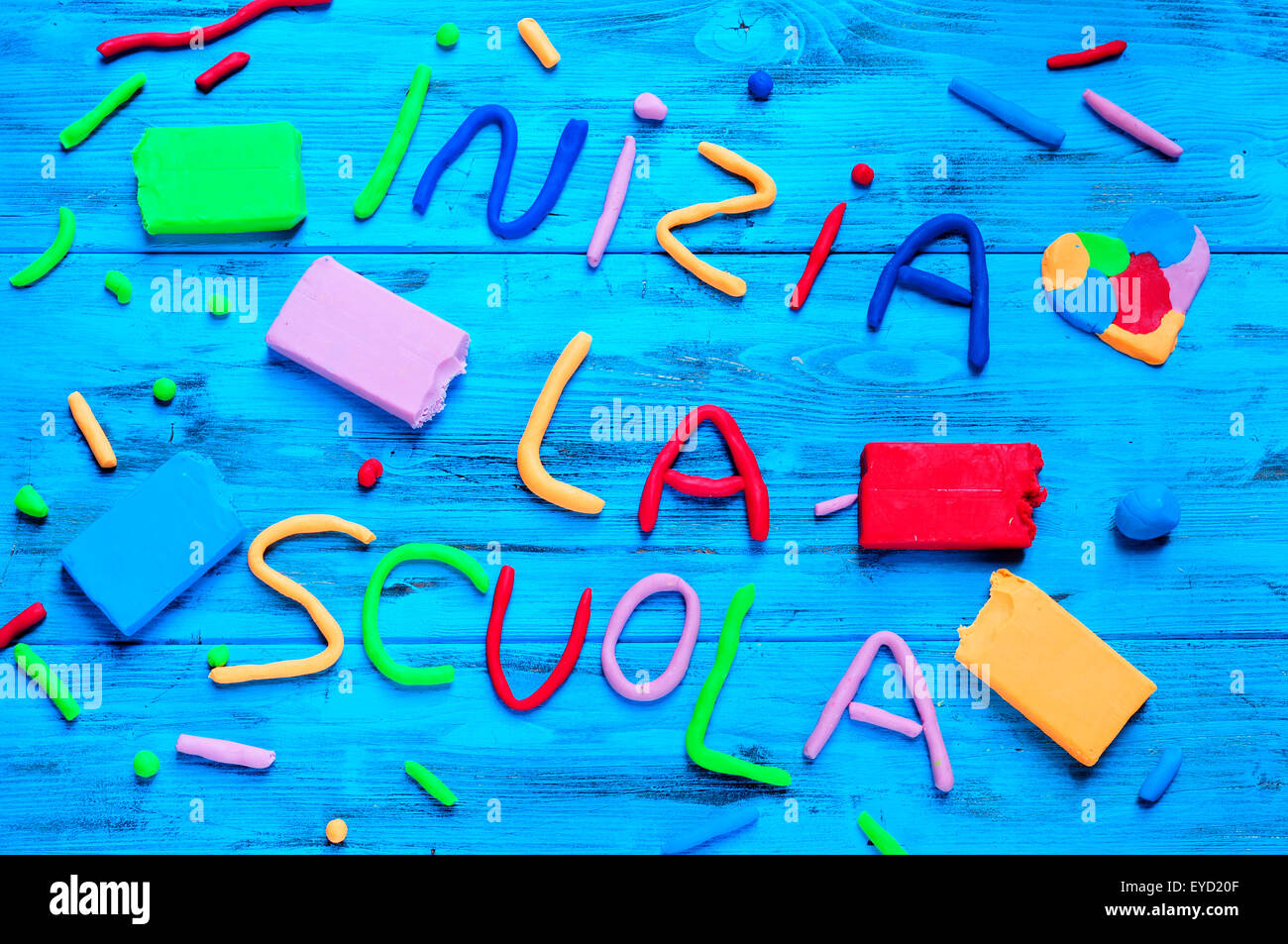 the sentence inizia la scuola, back to school in italian, written with