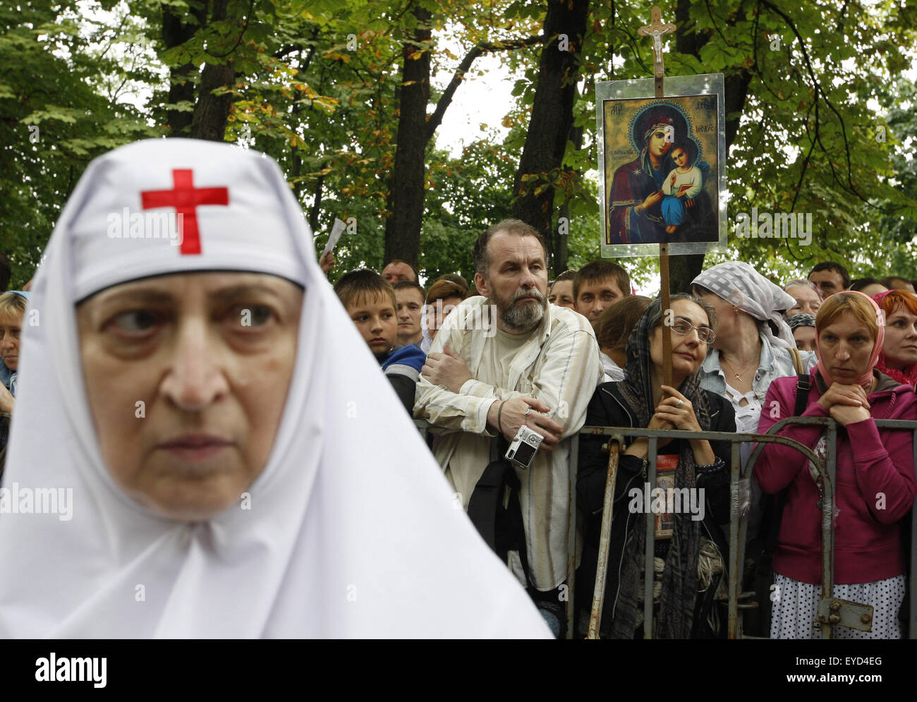 Kiev, Ukraine. 27th July, 2015. Ukrainian nun and believers wait for a prayer service marking the 1000th anniversary of the Repose of Vladimir the Great at St. Vladimirs Hill in Kiev, Ukraine, 27 July 2015. The Grand Prince of Kiev, Vladimir the Great, also known as St. Vladimir, Vladimir the Baptizer of Rus and Vladimir the Red Sun, was the first Christian ruler in the Kievan Rus who christianized the region. Orthodox believers will mark the 1027th anniversary of Kievan Rus Christianization on 28 July. © Serg Glovny/ZUMA Wire/Alamy Live News Stock Photo