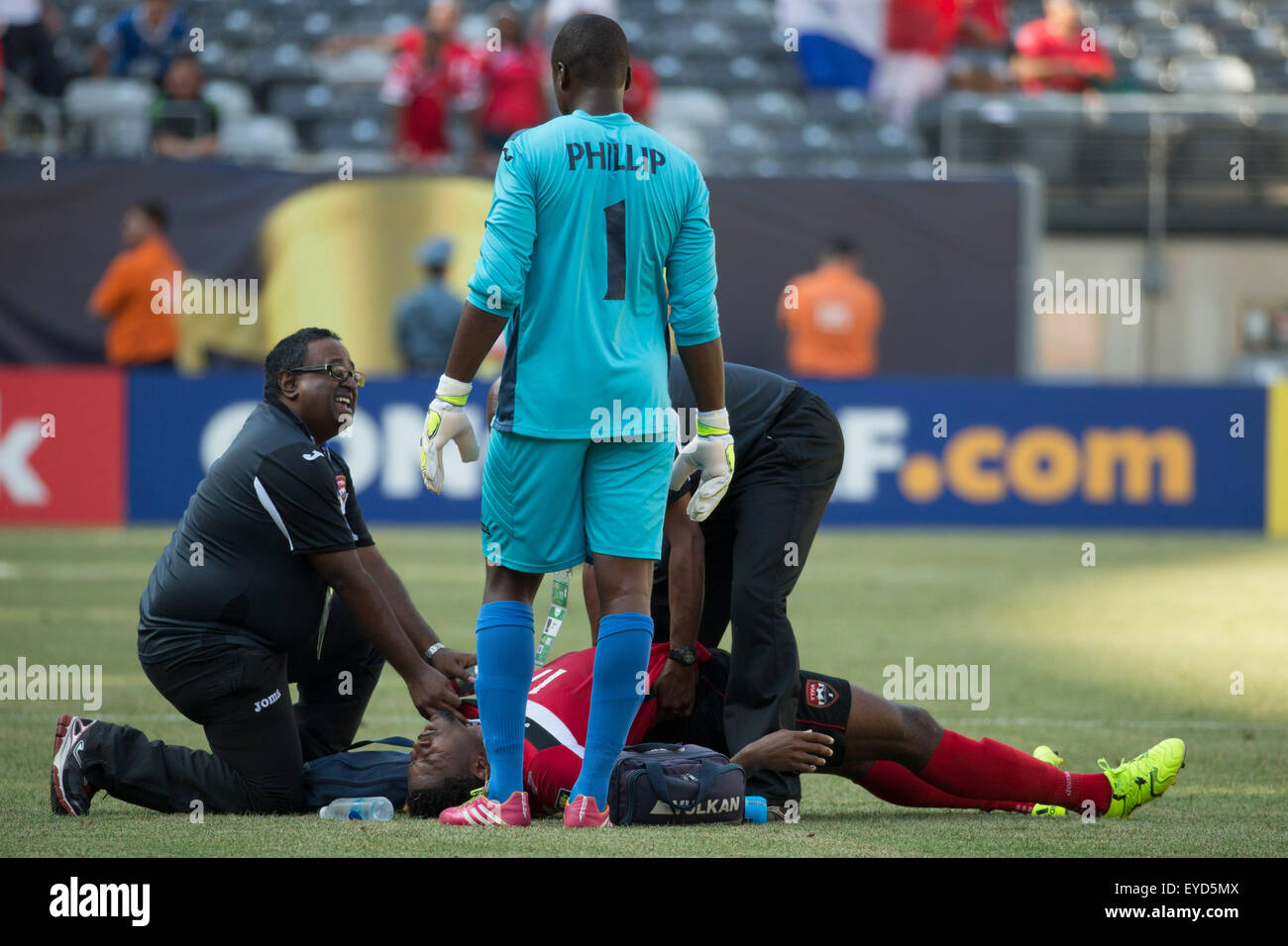 The Match By Shootout. 19th July, 2015. Panama goalkeeper Jaime Penedo (1) talks with the trainer as they work on defense Mekeil Williams (17) during the CONCACAF Gold Cup 2015 Quarterfinal match between the Trinidad & Tobago and Panama at MetLife Stadium in East Rutherford, New Jersey. Panama won the match by shootout. (Christopher Szagola/Cal Sport Media) © csm/Alamy Live News Stock Photo