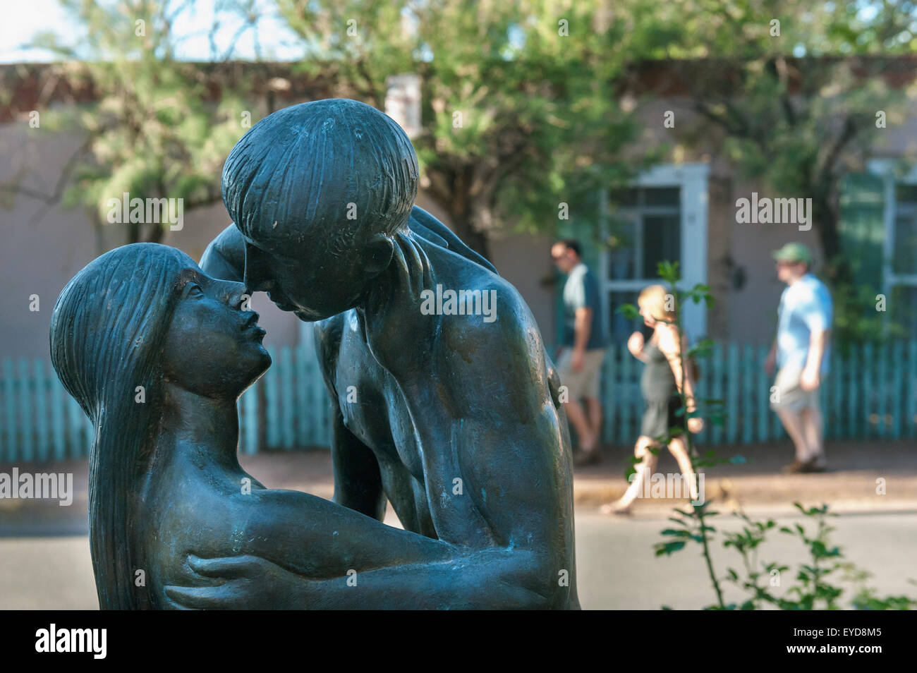 Kissing couple statue hires stock photography and images Alamy