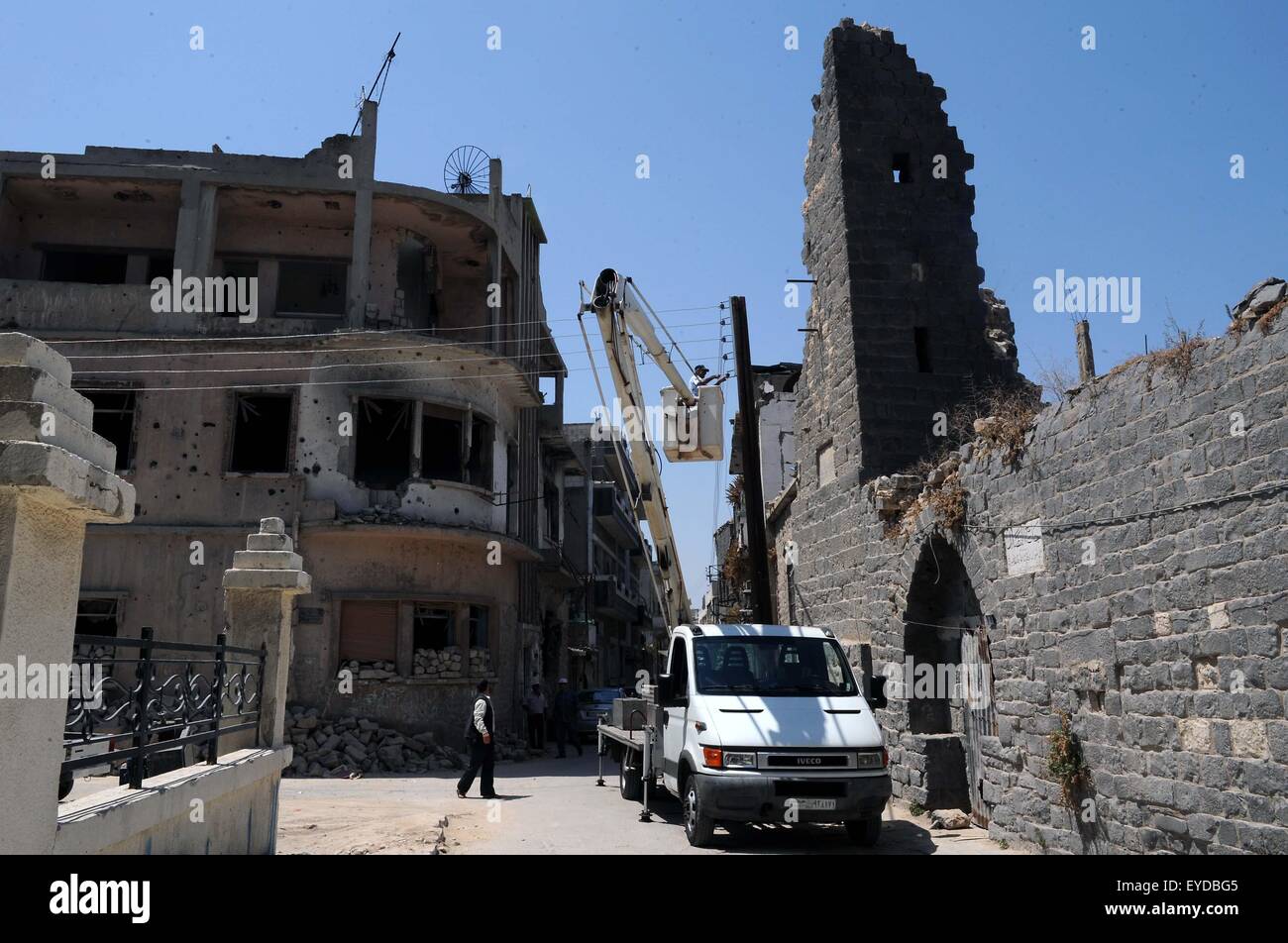 Homs, Syria. 27th July, 2015. A Syrian works on destroyed street lamps in the old city of Homs, central Syria, July 27, 2015. © Zhang Naijie/Xinhua/Alamy Live News Stock Photo