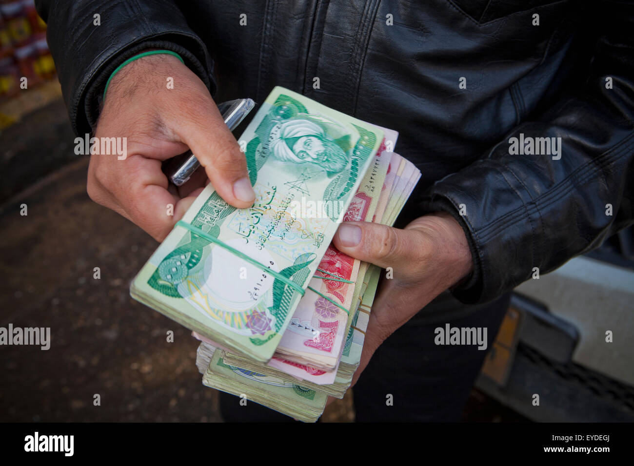 Money Changer Counting Money In The Street In Erbil, Iraqi Kurdistan, Iraq Stock Photo