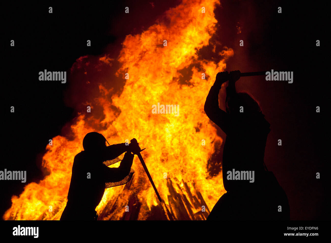Silhouette Of Men Dressed As Norman Soldiers In Front Of Large Bonfire On Beach, Hastings Bonfire Night, East Sussex, Uk Stock Photo