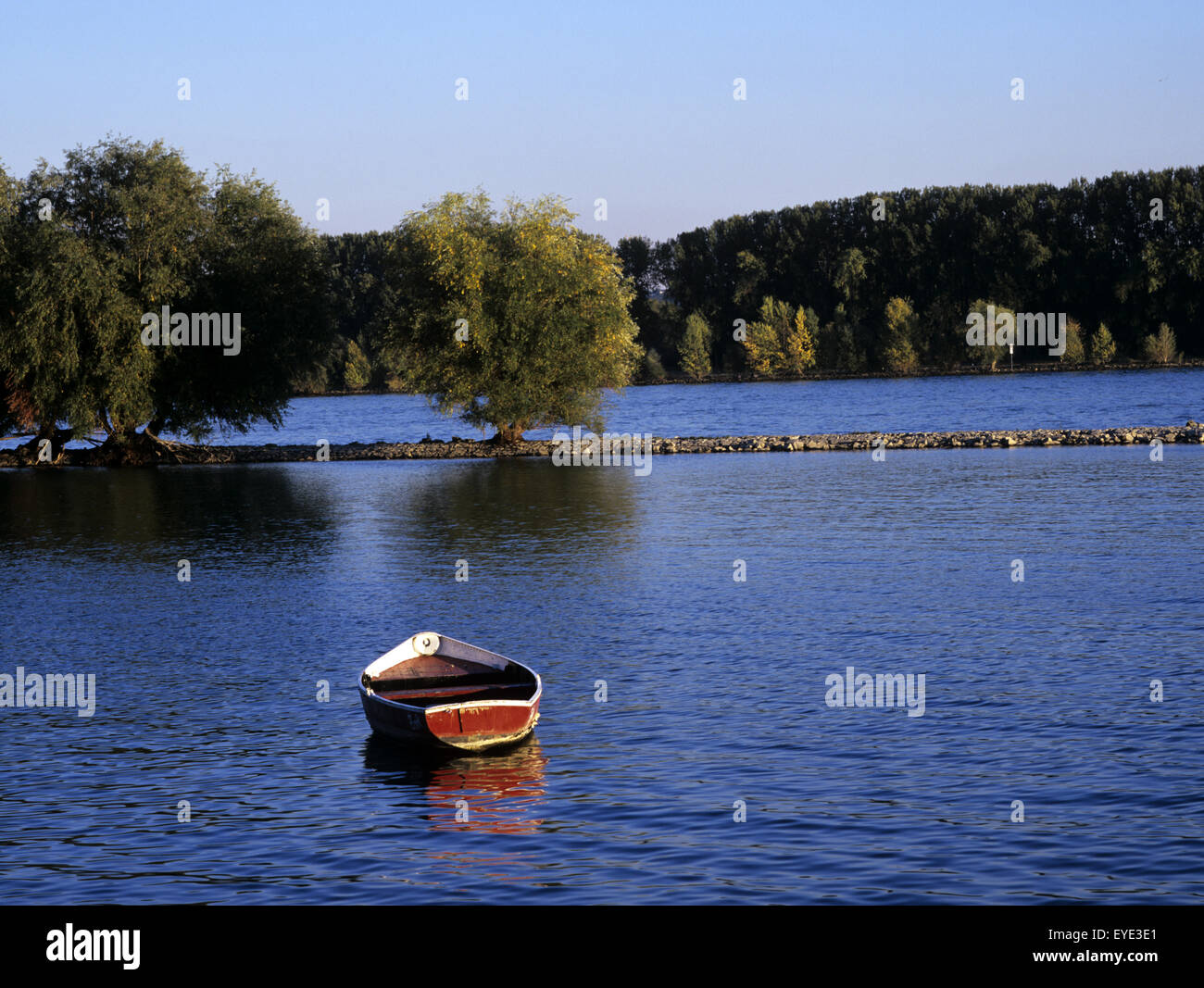 Boot auf dem Rhein, Landschaft Stock Photo