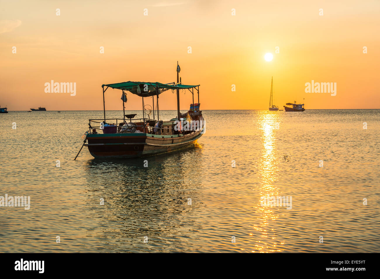 Fishing boat in sunset sea hi-res stock photography and images - Alamy