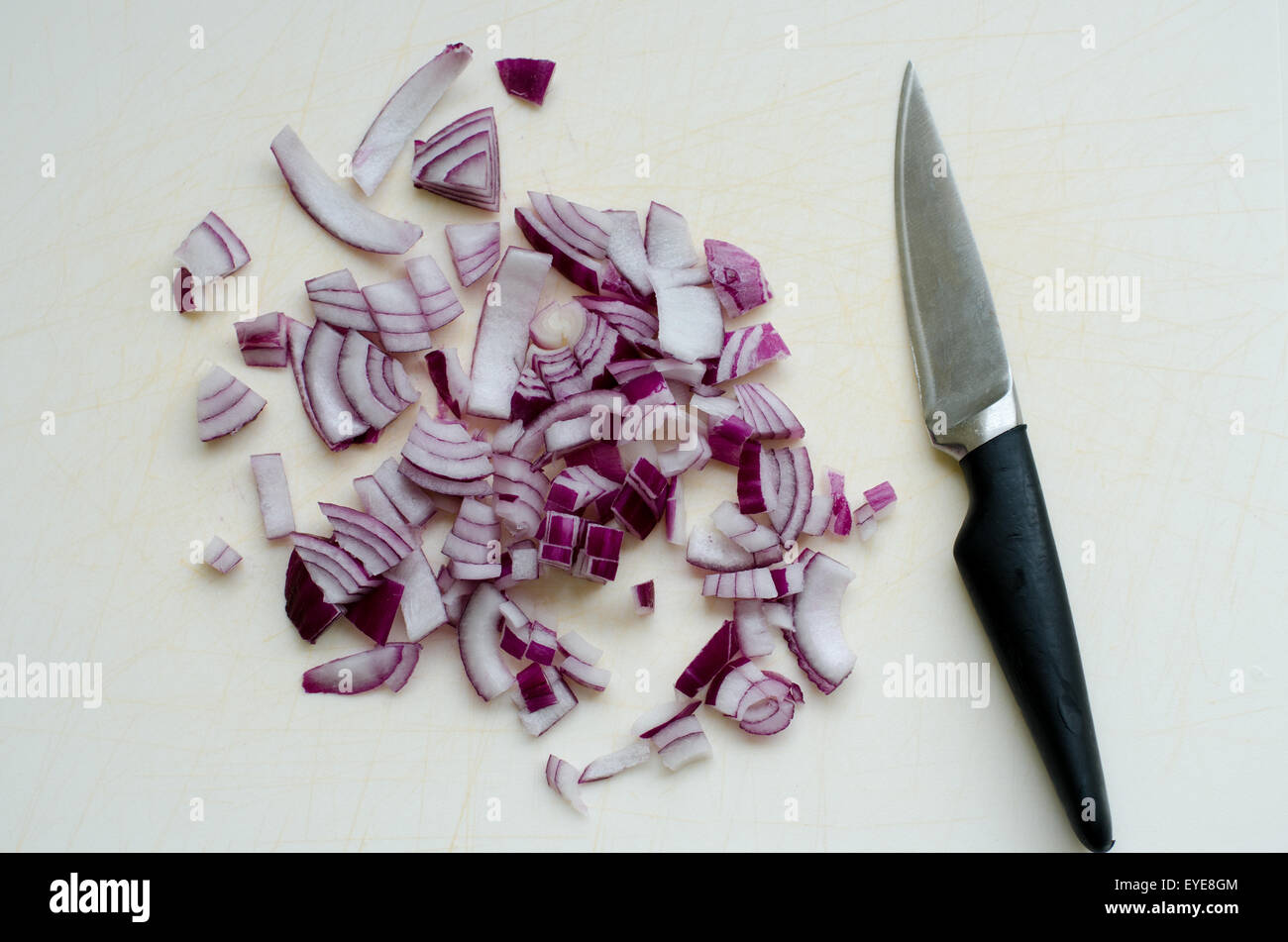 Chopped red onion on a chopping board with knife Stock Photo - Alamy