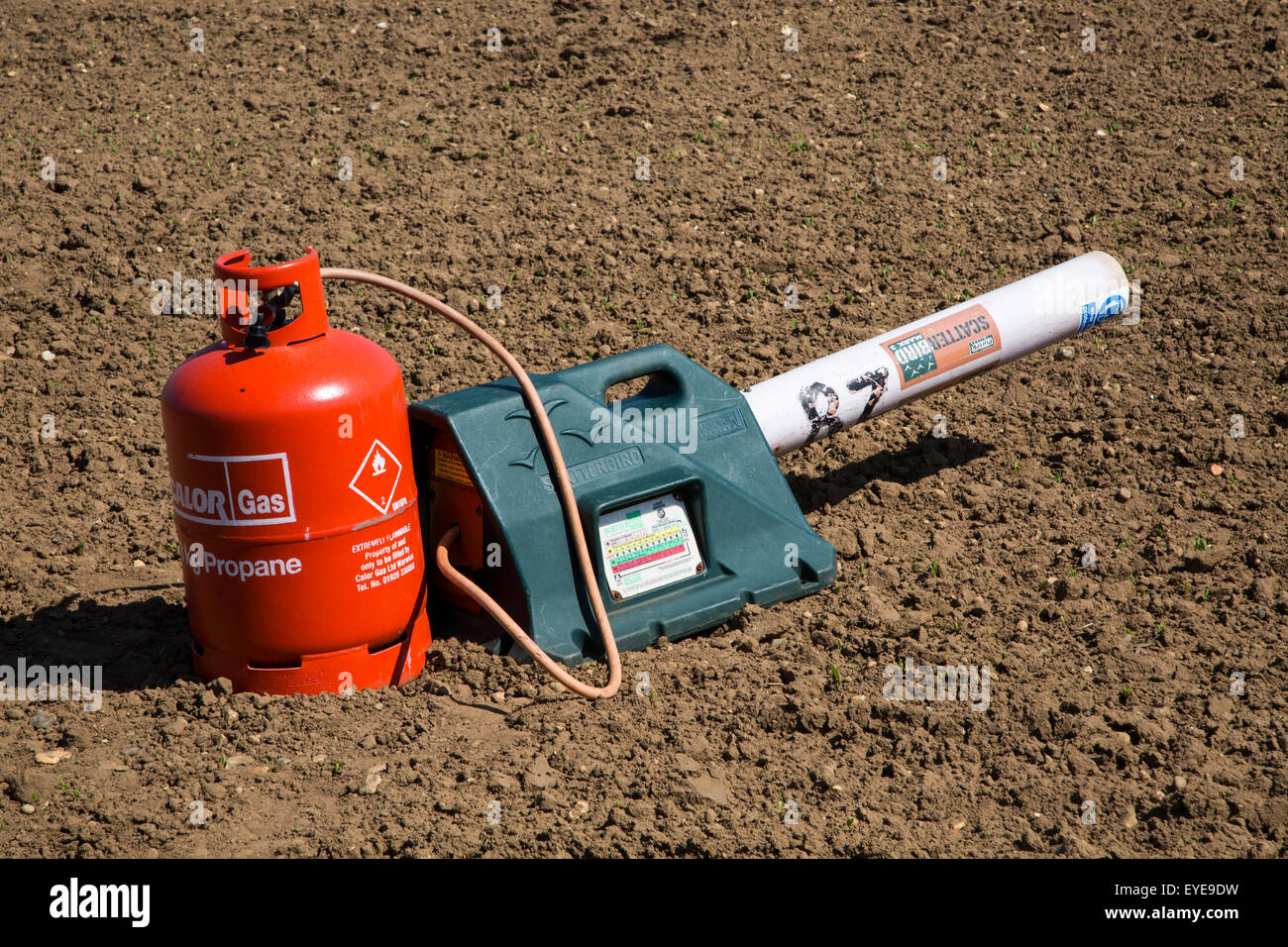 Scatterer gas canister bird scarer on farmland, Sutton, Suffolk, England, UK Stock Photo