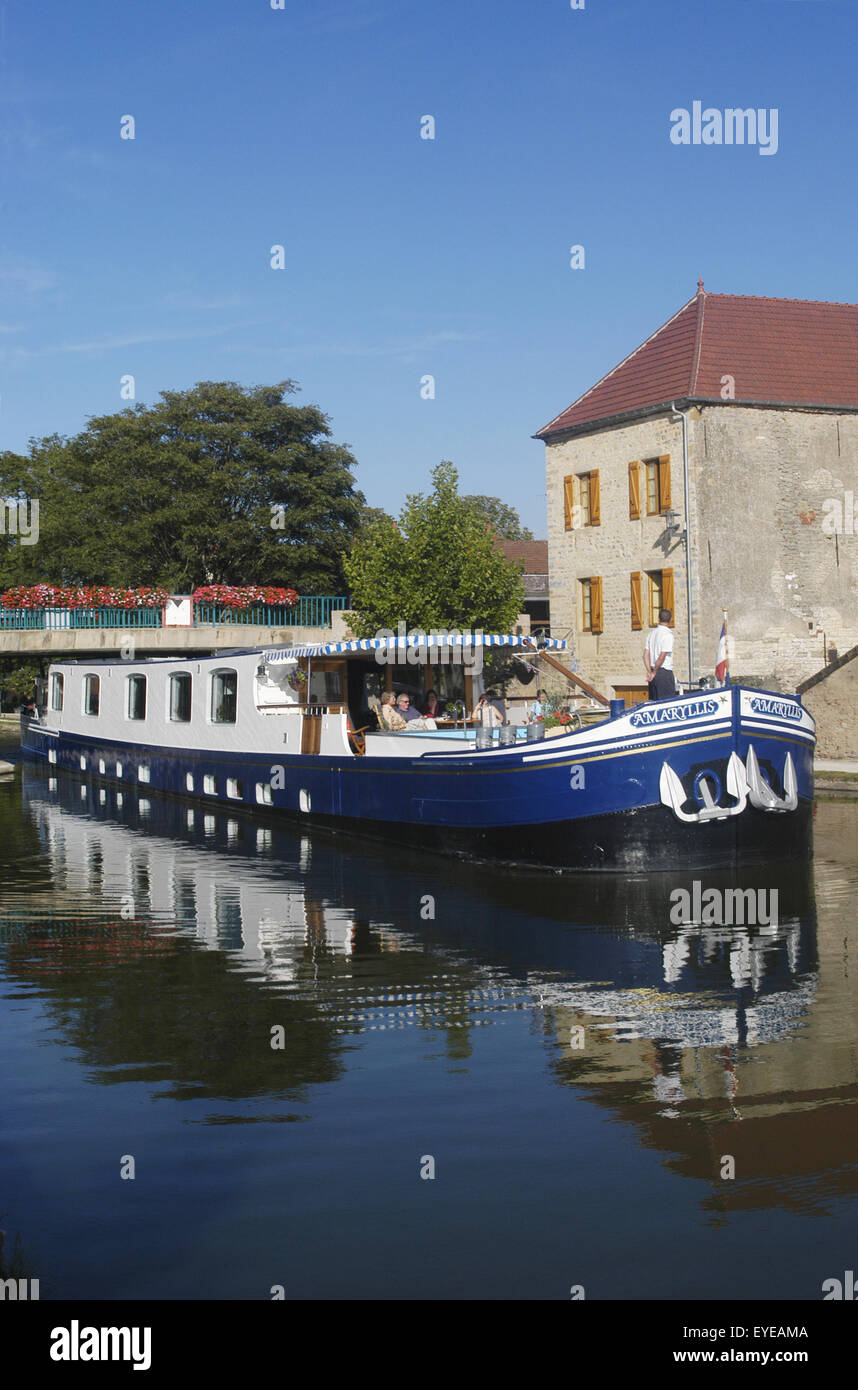 The Amaryllis, A French 'peniche' In St Leger-Sur-Dheune Beside The Canal Du Centre, Burgundy, France. Stock Photo