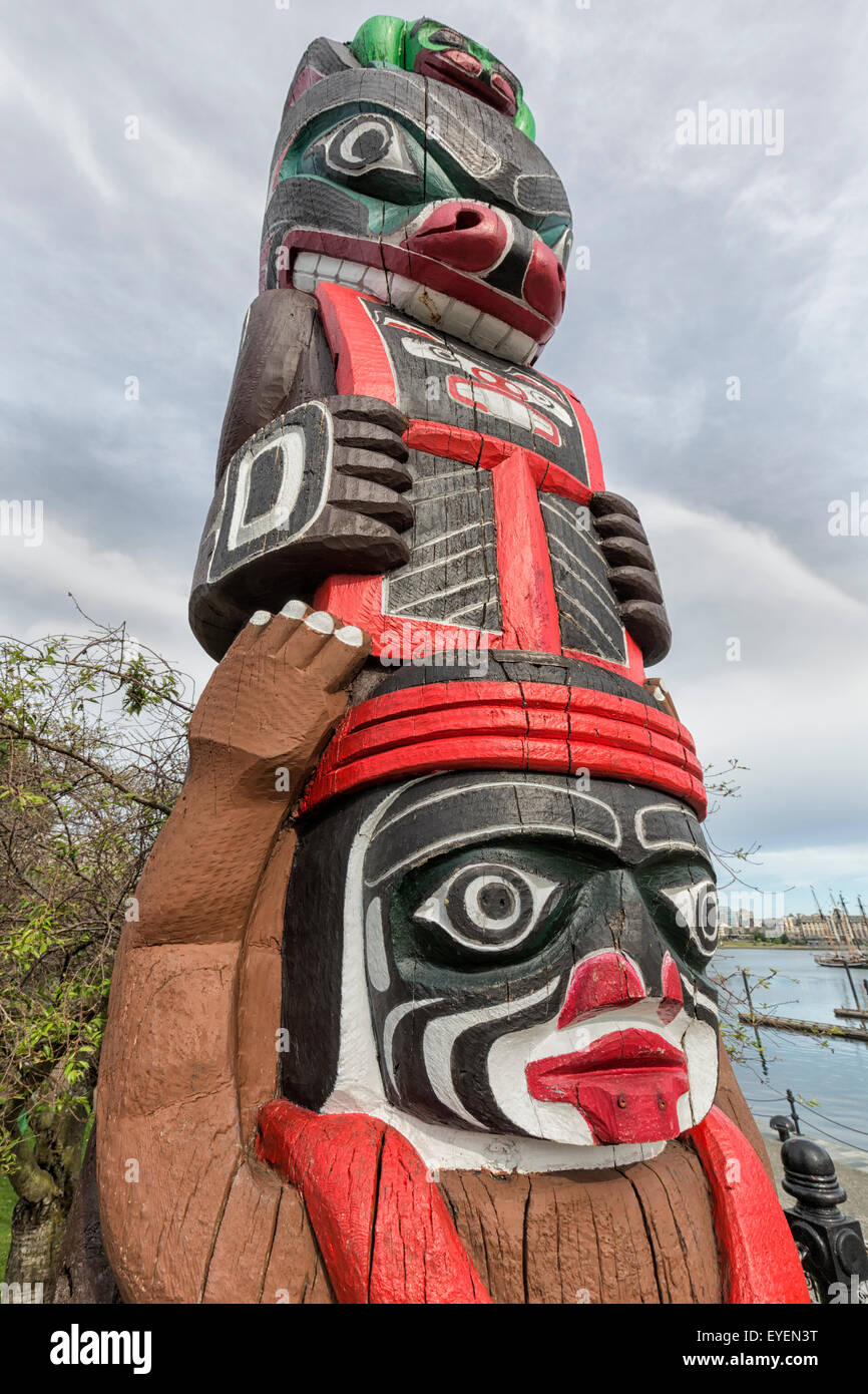 Bear totem pole hi-res stock photography and images - Alamy
