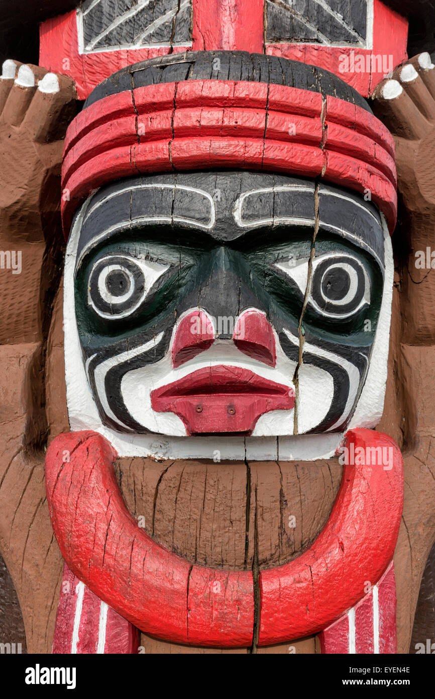 Bear totem pole hi-res stock photography and images - Alamy