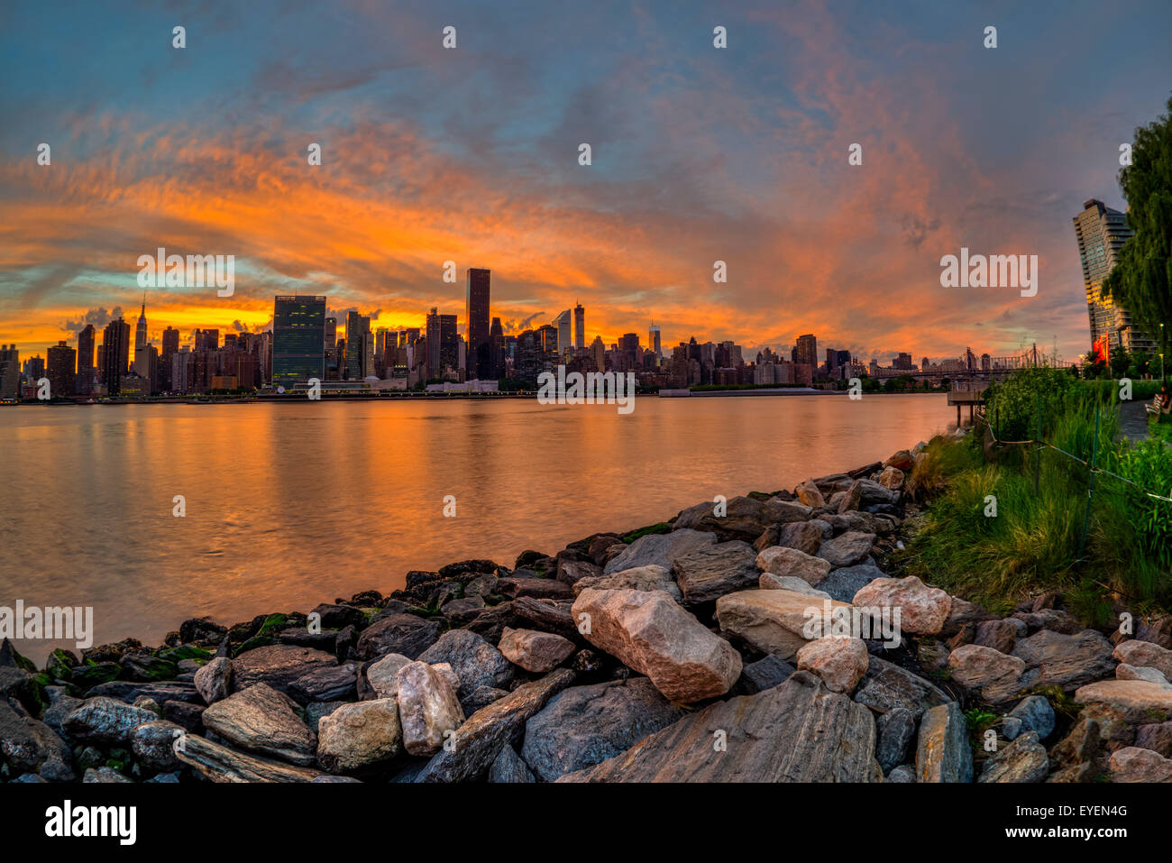 Sunset over Manhattan skyline, Gantry Plaza State Park, Queens; New ...