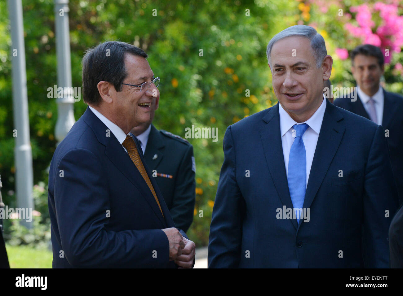 Nicosia, Cyprus. 28th July, 2015. Cyprian President Nicos Anastasiades (L) welcomes Israeli Prime Minister Benjamin Netanyahu during his his official visit in Nicosia, Cyprus, July 28, 2015. Credit:  Stefanos Kouratzis/Xinhua/Alamy Live News Stock Photo
