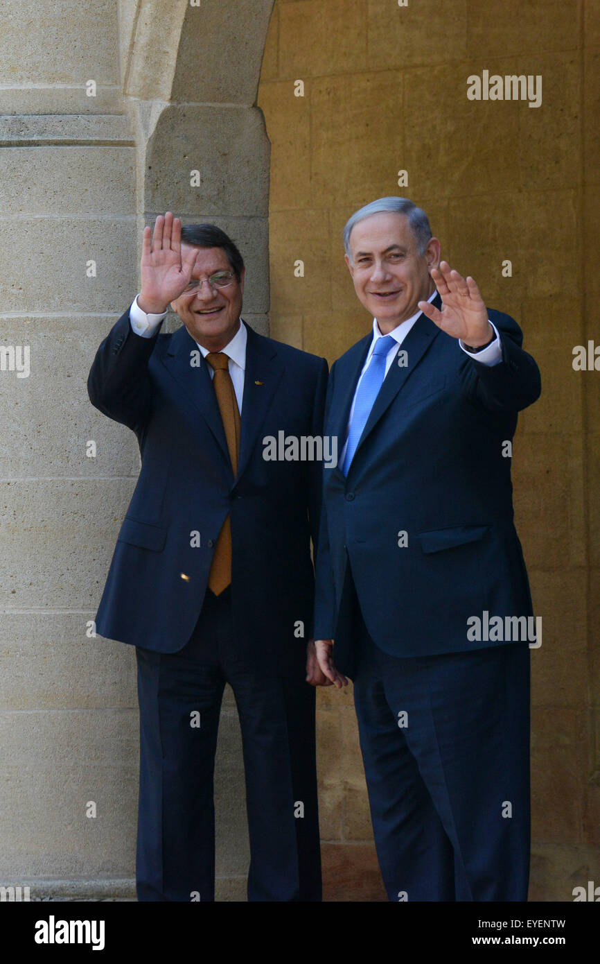 Nicosia, Cyprus. 28th July, 2015. Cyprian President Nicos Anastasiades (L) and Israeli Prime Minister Benjamin Netanyahu wave to the media at the presidential palace in Nicosia, Cyprus, July 28, 2015. Credit:  Stefanos Kouratzis/Xinhua/Alamy Live News Stock Photo