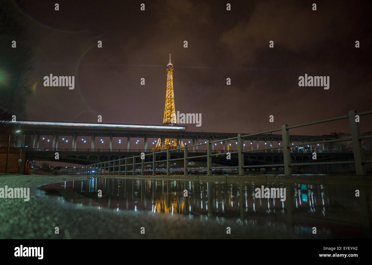 Floods of the Seine on riverside expressways and view of the bridge of Bir-Hakeim with the Eiffel Tower 06/02/2013 - Sylvain Leser Stock Photo
