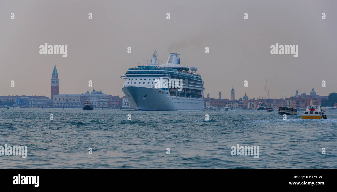 Tourism venice ship cruise hi-res stock photography and images - Alamy