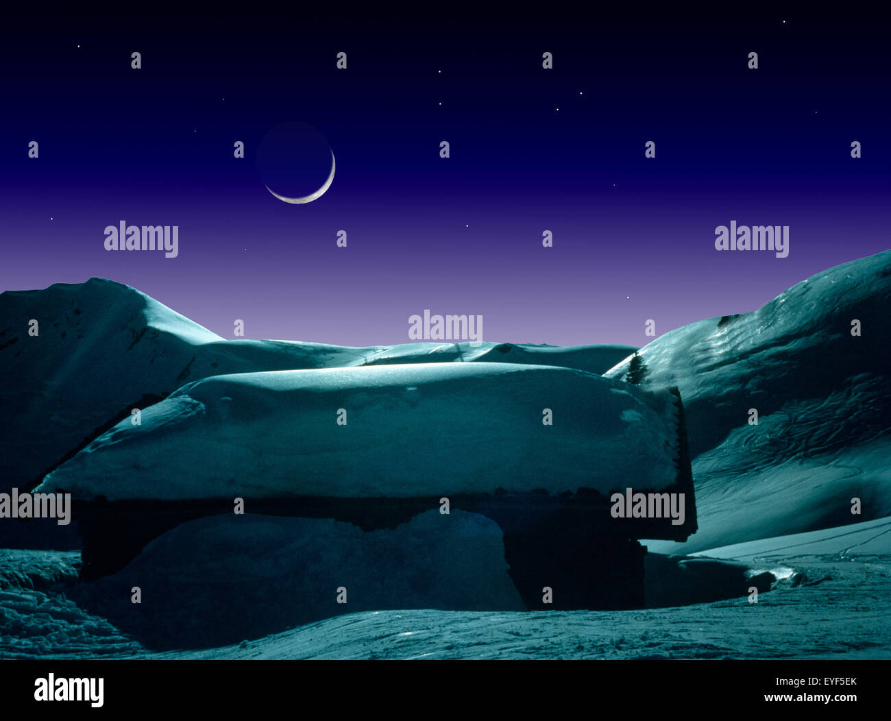 Zunehmender Mond; Zunehmender Mond; dunkel; gespenstisch; unheimlich; Vollmond; Berghuette; Stock Photo