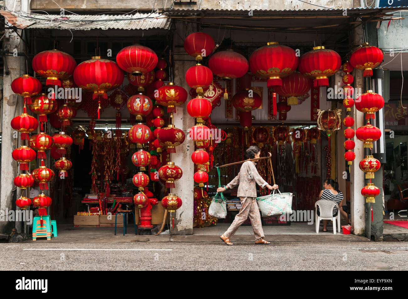 Una lanterna cinese rossa è appesa fuori da un piccolo negozio di vicoli  nell'antica città di Hongcun in Cina Foto stock - Alamy