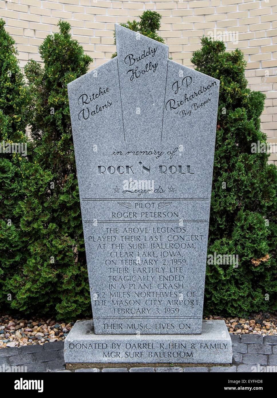 Clear Lake, Iowa, USA. 28th July, 2015. A monument outside the Surf Ballroom, the site of the last concert on the 1959 Winter Dance Party tour before the plane crash on Feb. 3 that took the lives of musicians BUDDY HOLLY, RITCHIE VALENS and J.P. ''THE BIG BOPPER'' RICHARDSON. The Surf, in business at its present location since 1948, has been lovingly maintained as one of the last remaining ballrooms in the midwest. © Brian Cahn/ZUMA Wire/Alamy Live News Stock Photo