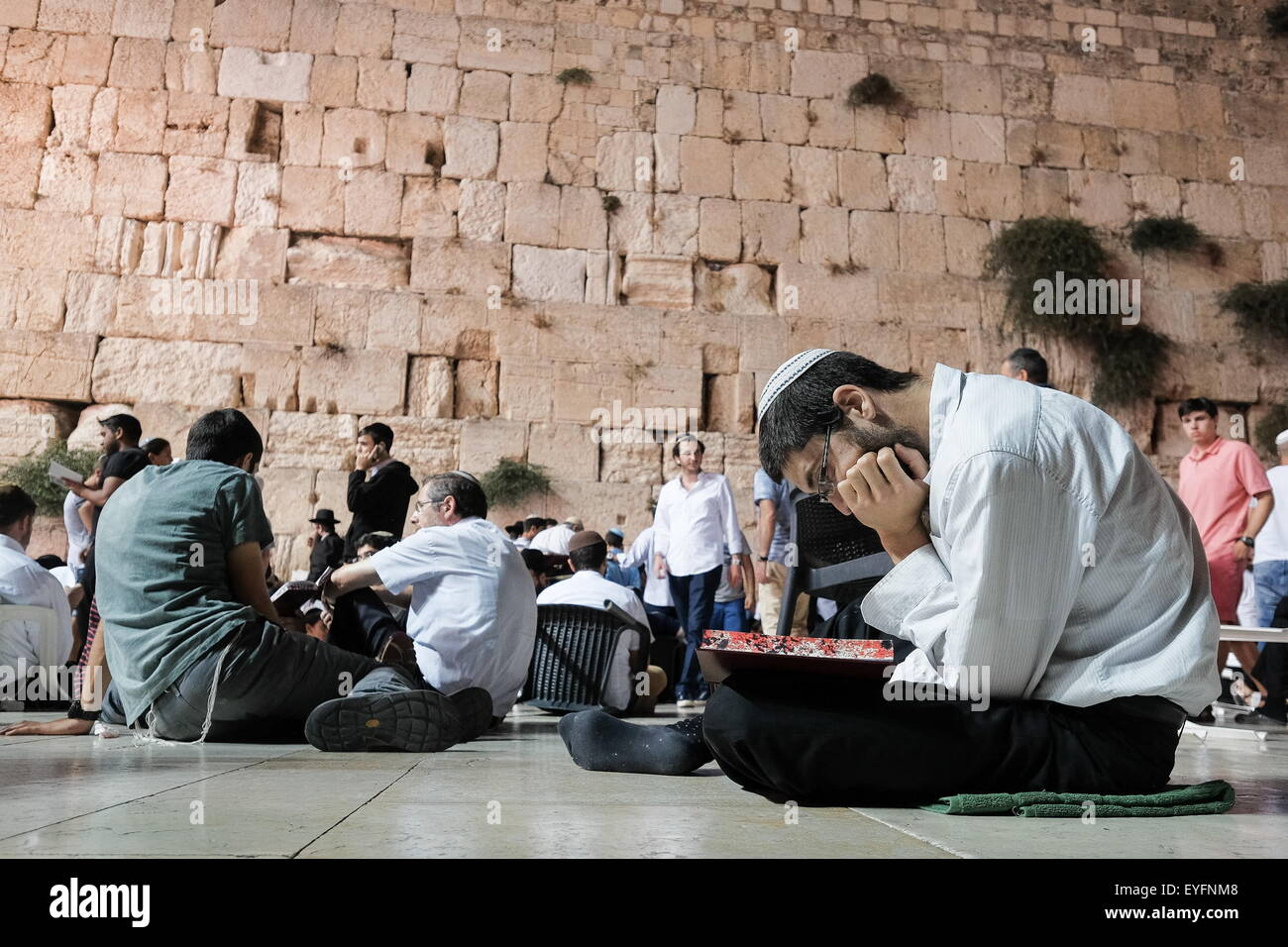 Jerusalem, Israel. 5th June, 2015. Tisha B'Av at the wastren wall of jerusalem Thousands of Jews on Tisha B'Av reached the Western Wall to mourn the destruction of the Temple 1947 years ago. © Yaniv Nadav/ZUMA Wire/ZUMAPRESS.com/Alamy Live News Stock Photo