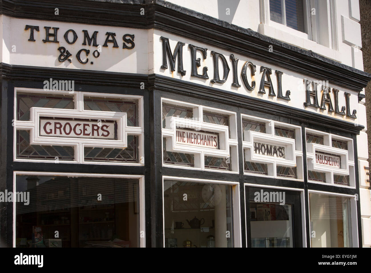 UK, Wales, Gwynedd, Aberdovey, old shop front of Thomas’ wine merchants, grocers and pharmacy Stock Photo