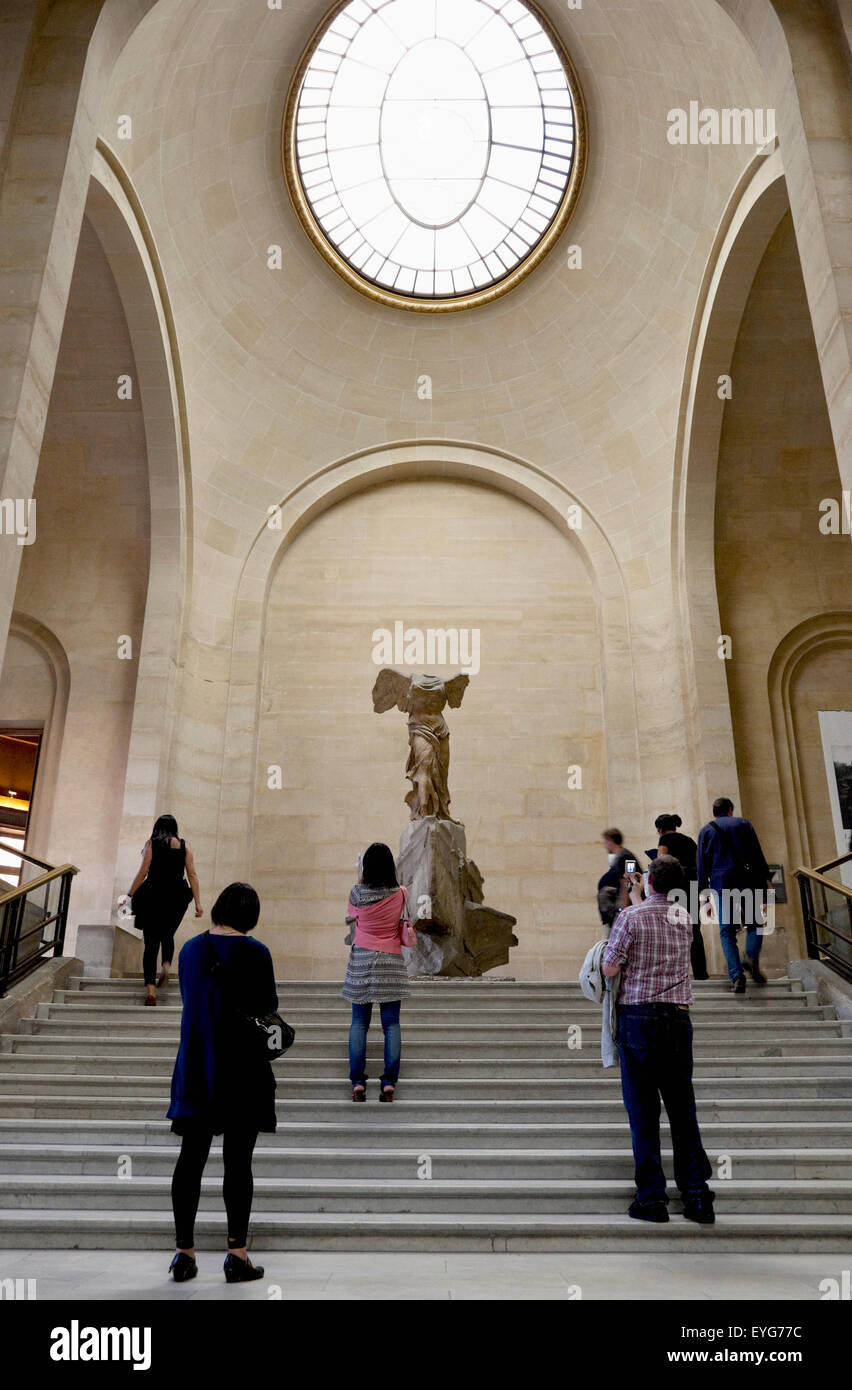 winged victory statue louvre
