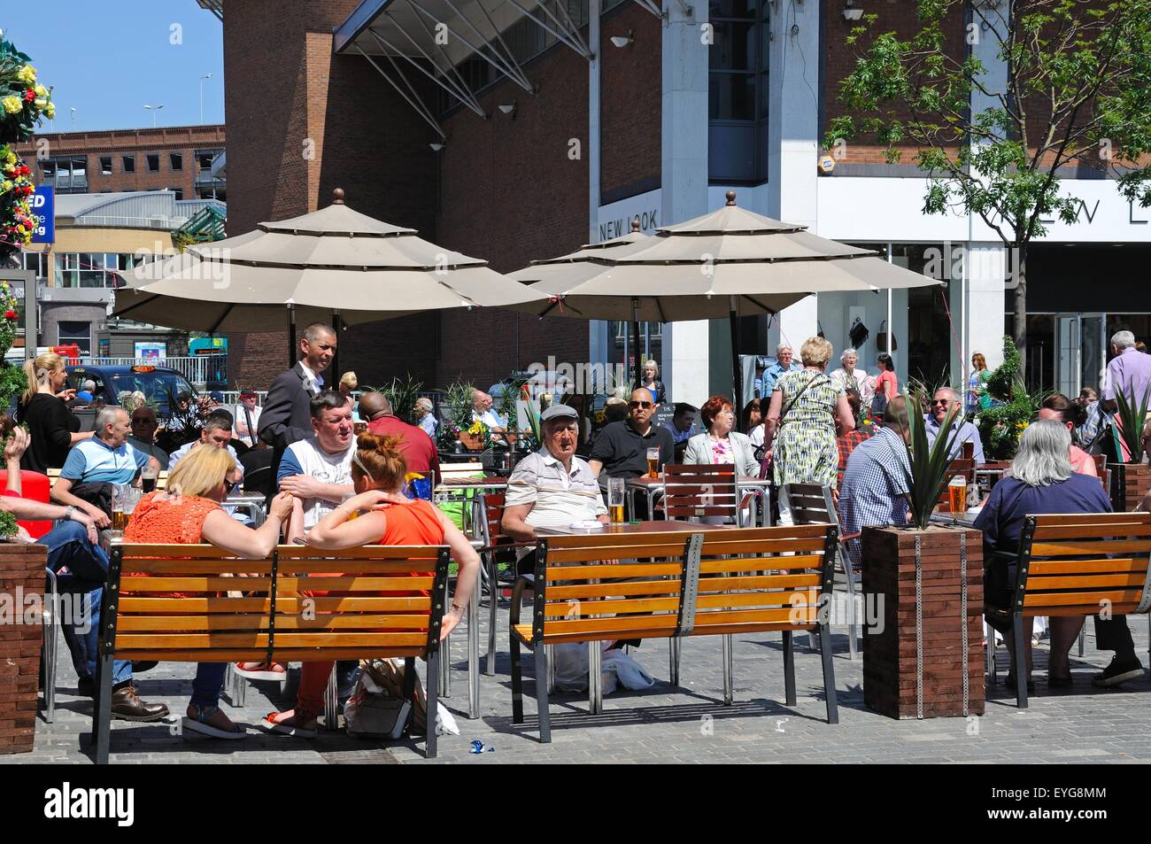 People relaxing at a pavement cafe along Whitechapel shoping street in the city centre, Liverpool, Merseyside, England, UK. Stock Photo