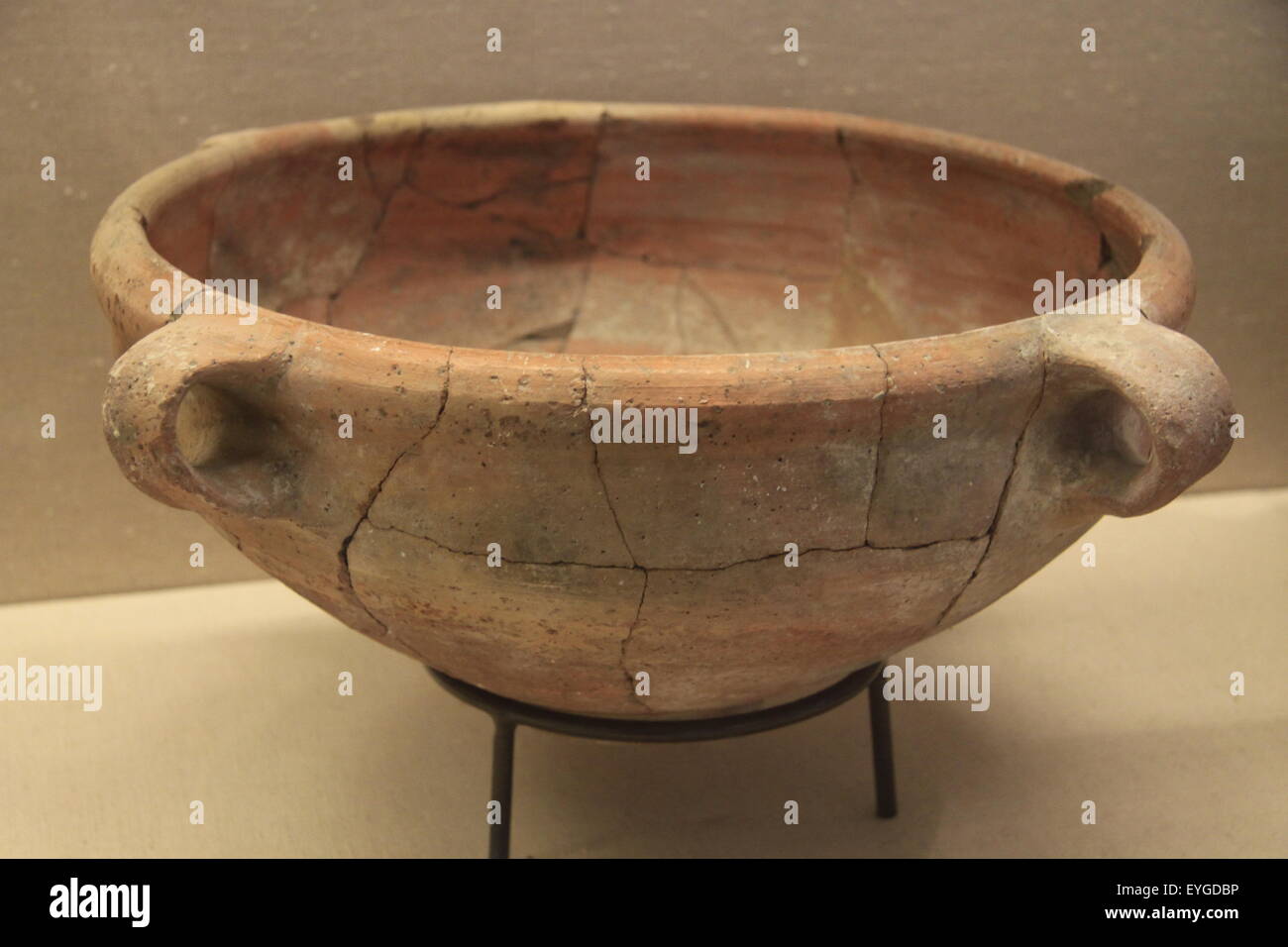 A bowl from the First Temple period 7th-6th centuries BC, Jerusalem, on display at the Hecht Museum, the University of Haifa Stock Photo