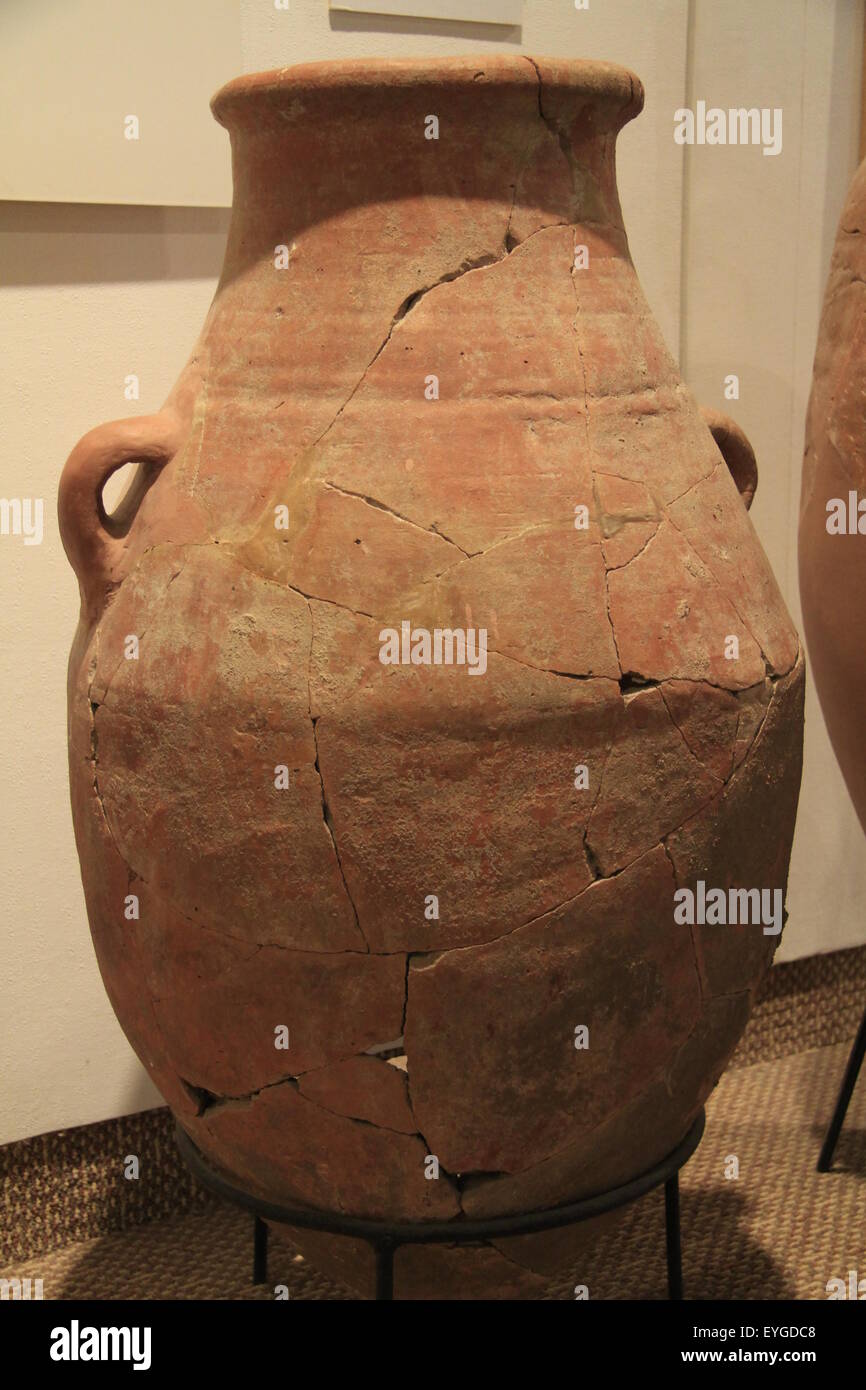 A storage jar from Tel Dan, Israelite period, 11th century BC, at the Hecht Museum, the University of Haifa Stock Photo