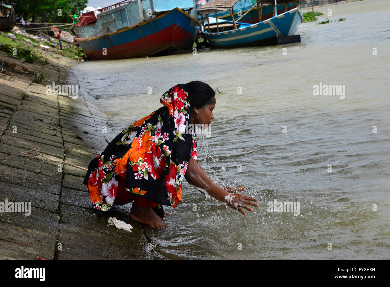 https://c8.alamy.com/comp/EYGH3H/a-woman-washing-face-by-rivers-water-in-dhaka-bangladesh-EYGH3H.jpg