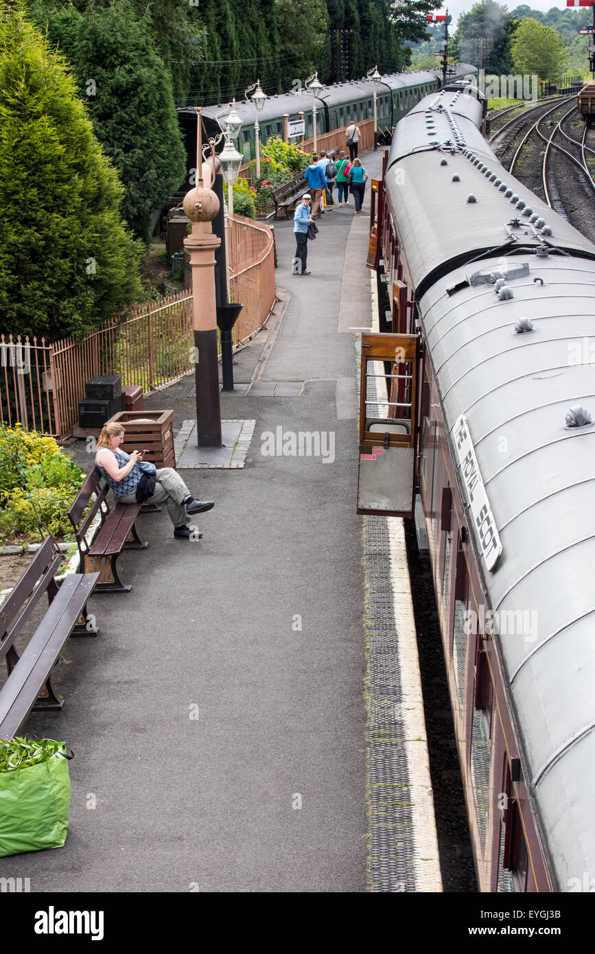 Lady waiting train platform hi-res stock photography and images - Alamy