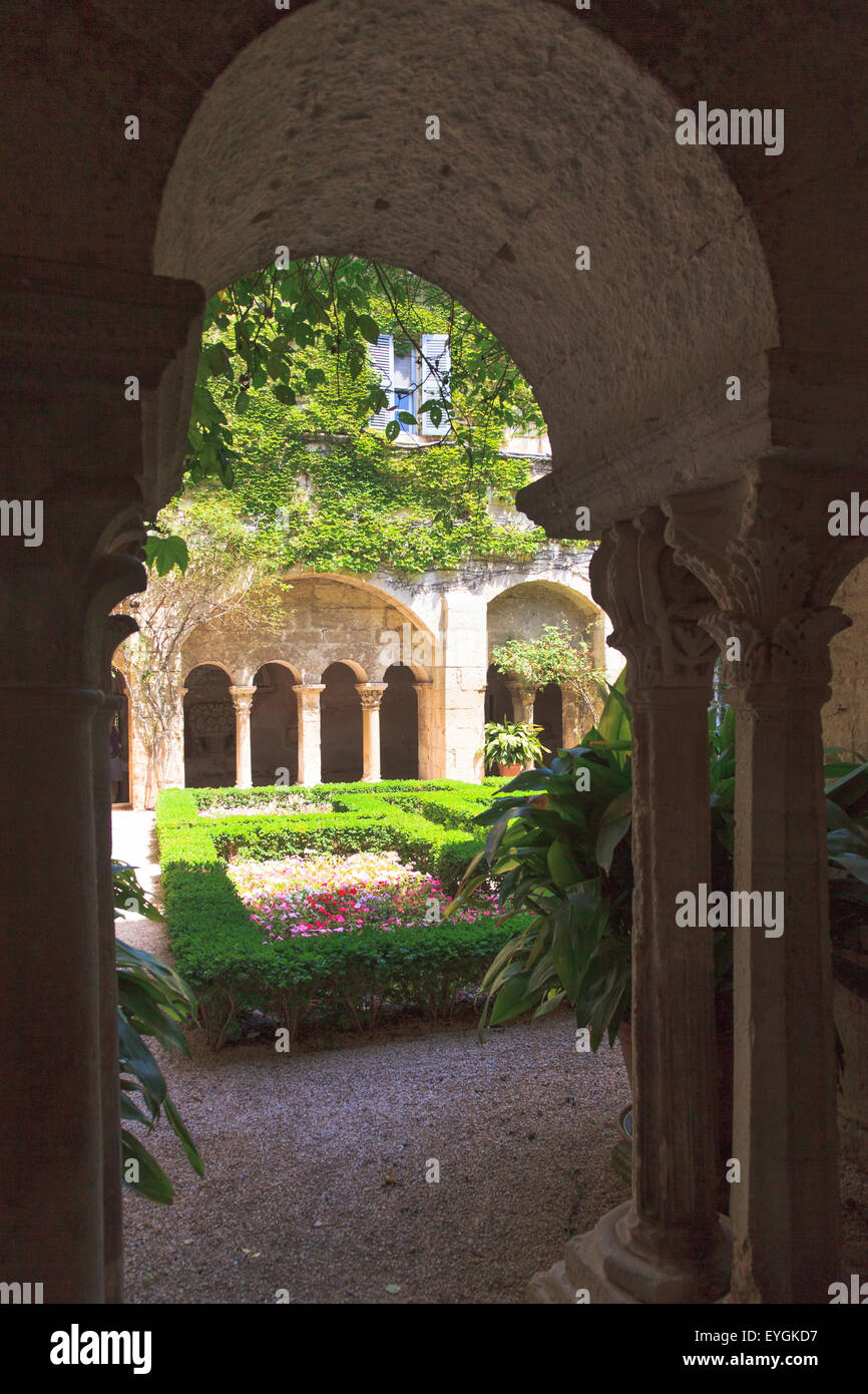 Looking through arch of the cloisters and the formal gardens at Maison de Sante Saint Paul Monastery at Saint Remy Stock Photo