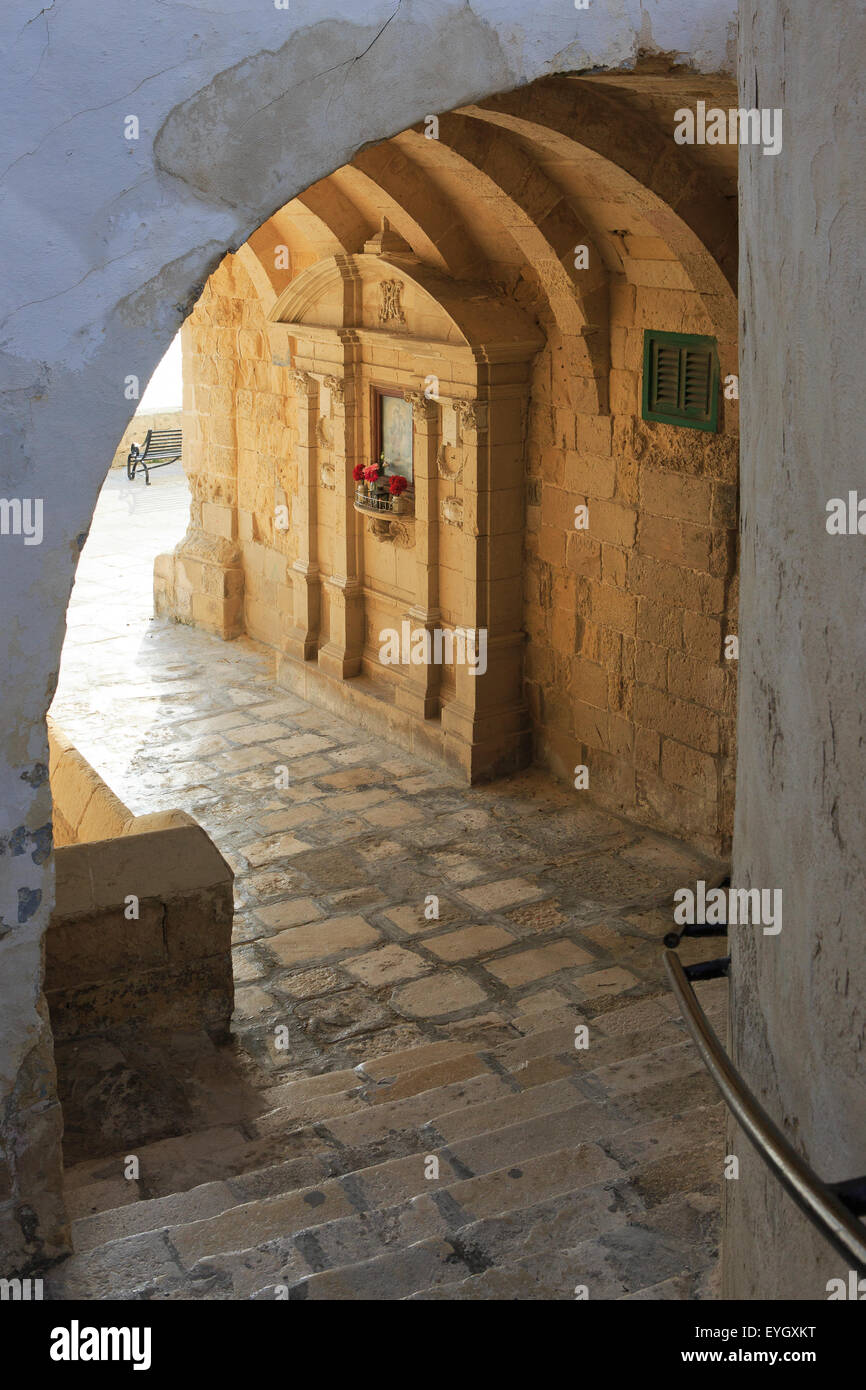 Small passage with chapel between Triq Iz Zewg Mini and Triq Is