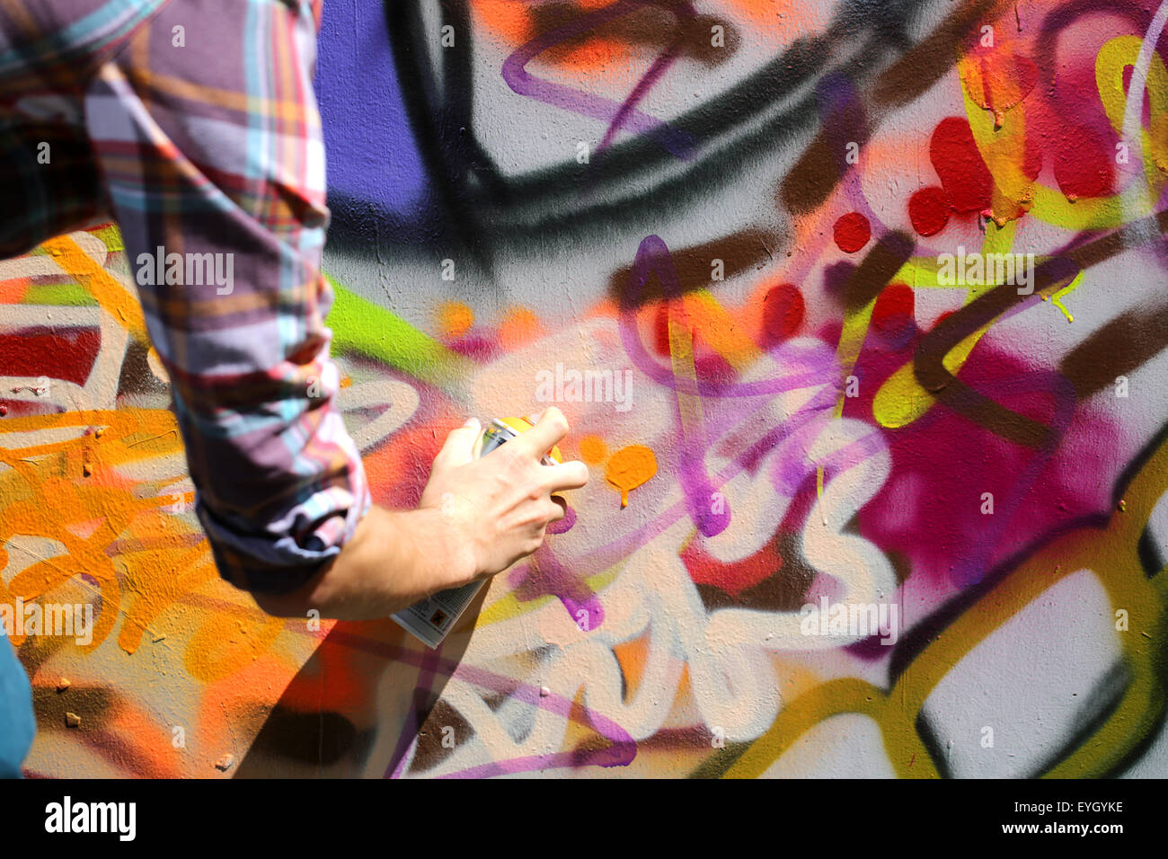 Graffiti Artist Spraying High Resolution Stock Photography and Images Alamy