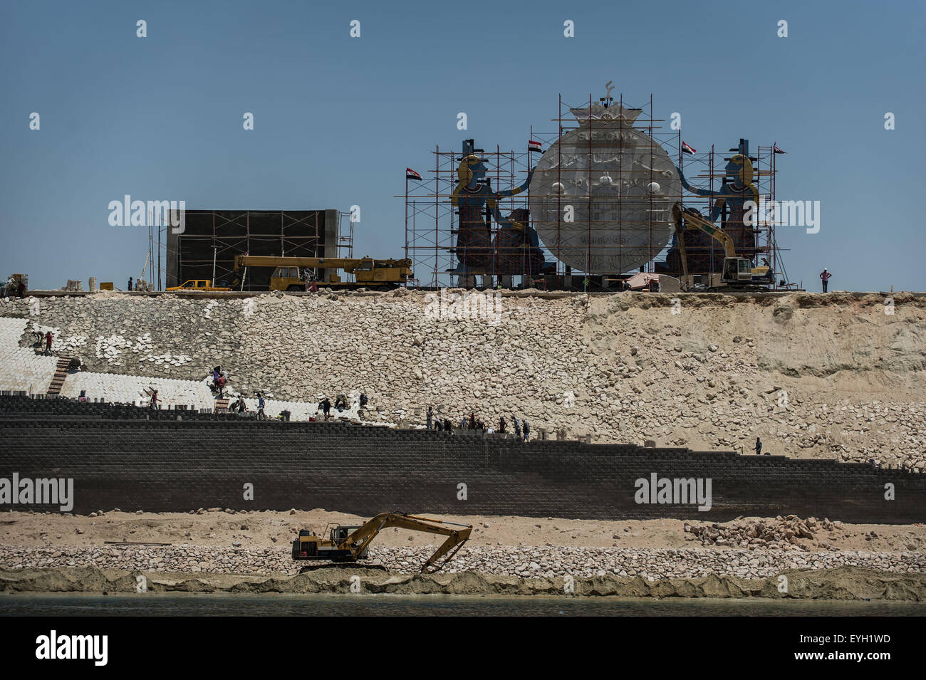 Ismailia, Egypt. 29th July, 2015. Workers are seen on the construction site of the new Suez Canal in Ismailia, a port city in Egypt, on July 29, 2015. The dredging work of Egypt's "New Suez Canal" has been completed and the waterway is ready as well as safe for huge ship navigation, Mohab Memish, head of the Suez Canal Authority (SCA), told reporters in a press conference Wednesday. © Pan Chaoyue/Xinhua/Alamy Live News Stock Photo