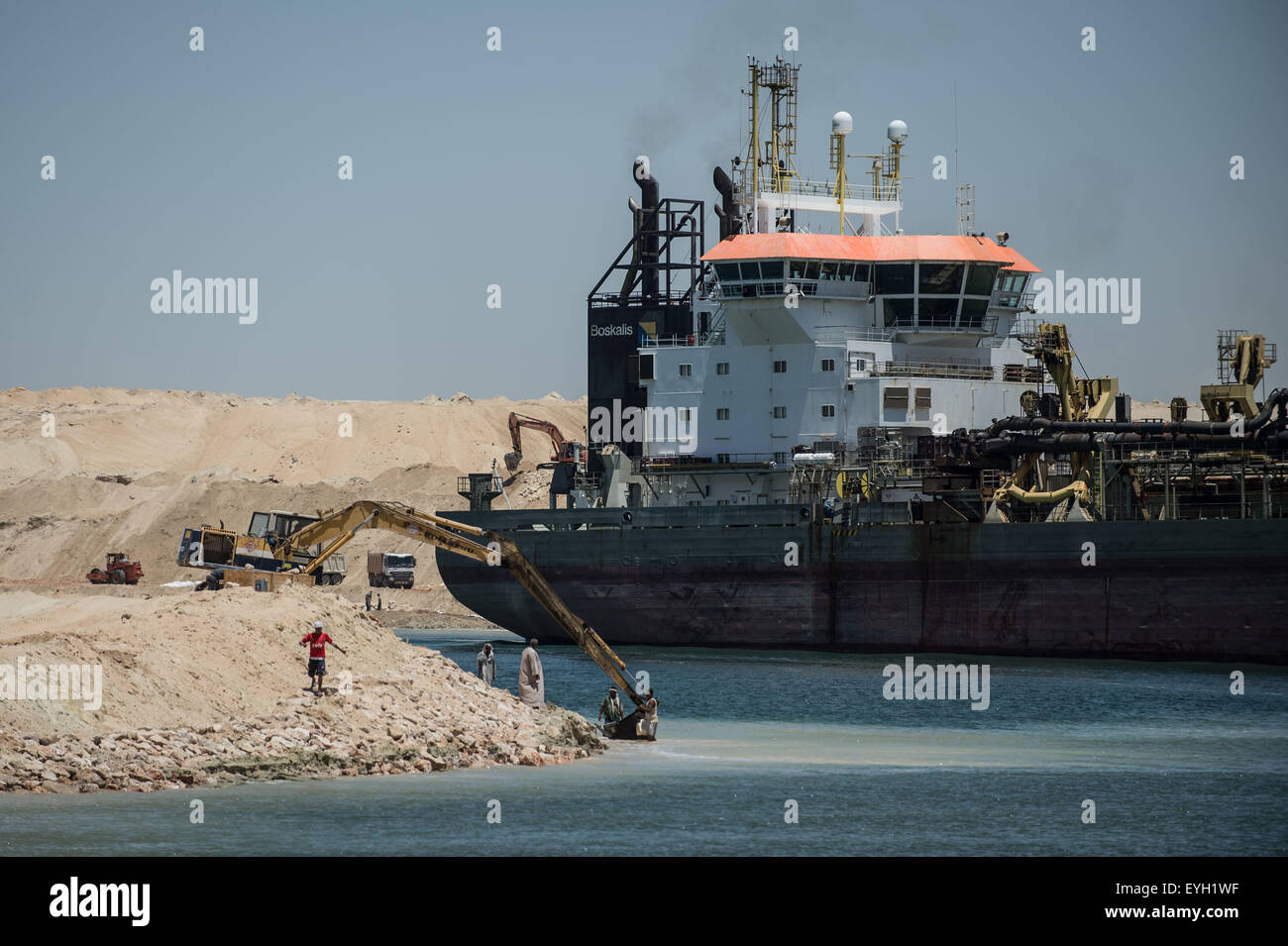 Ismailia, Egypt. 29th July, 2015. Workers are seen on the construction site of the new Suez Canal in Ismailia, a port city in Egypt, on July 29, 2015. The dredging work of Egypt's 'New Suez Canal' has been completed and the waterway is ready as well as safe for huge ship navigation, Mohab Memish, head of the Suez Canal Authority (SCA), told reporters in a press conference Wednesday. © Pan Chaoyue/Xinhua/Alamy Live News Stock Photo