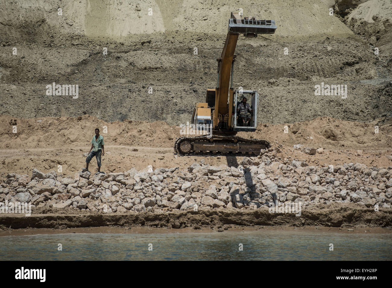 Ismailia, Egypt. 29th July, 2015. Workers are seen on the construction site of the new Suez Canal in Ismailia, a port city in Egypt, on July 29, 2015. The dredging work of Egypt's 'New Suez Canal' has been completed and the waterway is ready as well as safe for huge ship navigation, Mohab Memish, head of the Suez Canal Authority (SCA), told reporters in a press conference Wednesday. © Pan Chaoyue/Xinhua/Alamy Live News Stock Photo
