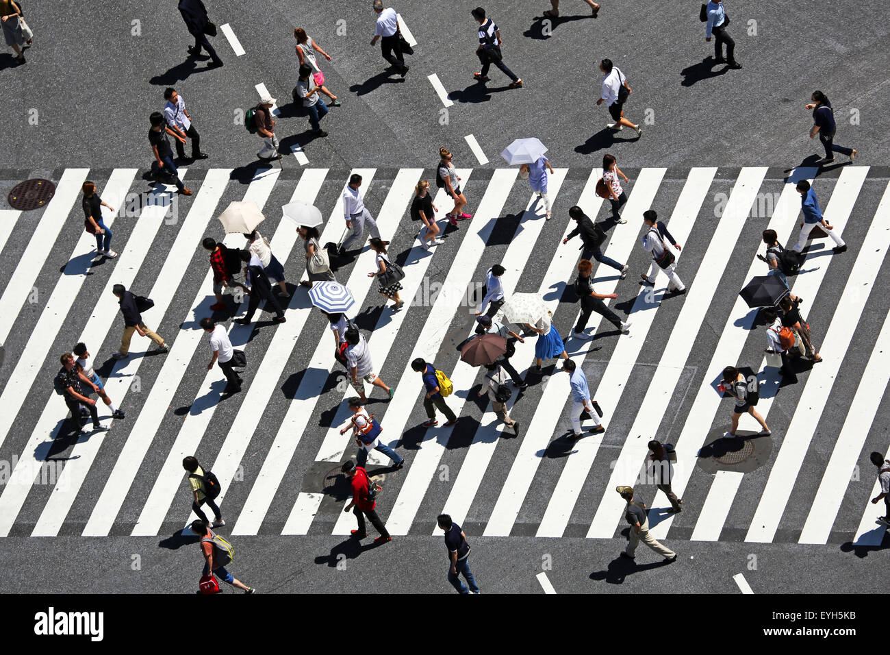 People crossing the pedestrian crossing at the intersection in Shibuya, Tokyo, Japan Stock Photo