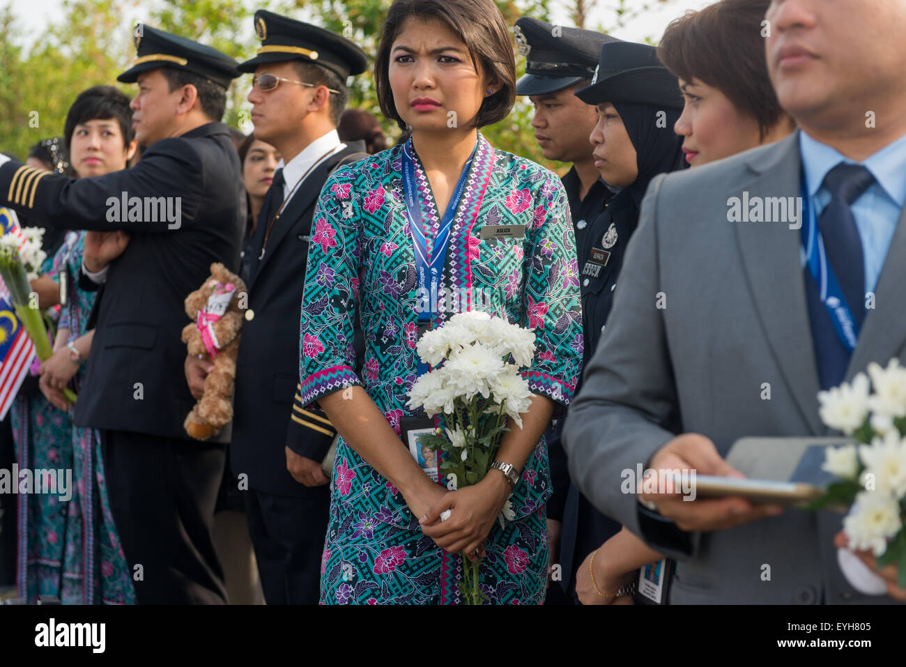 MAS cabin crews and pilots pay their last respect during ...