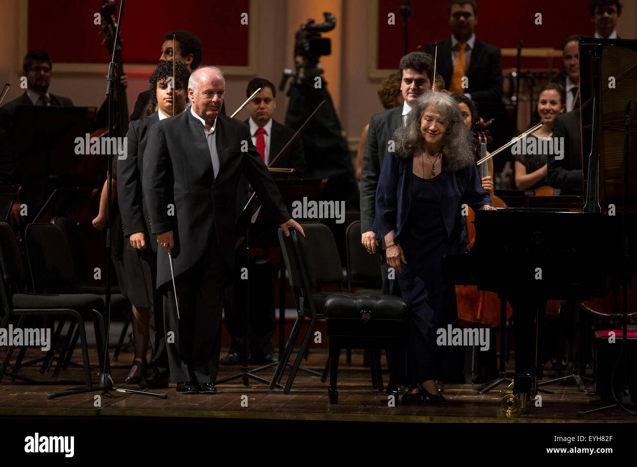 Buenos Aires, Argentina. 29th July, 2015. Argentinean Musician and orchestra conductor Daniel Barenboim (L) and pianist Martha Argerich (R) respond to the applause during a concert held with the West-Eastern Divan Orchestra at the Colon Theater, in Buenos Aires, capital of Argentina, July 29, 2015. © Martin Zabala/Xinhua/Alamy Live News Stock Photo