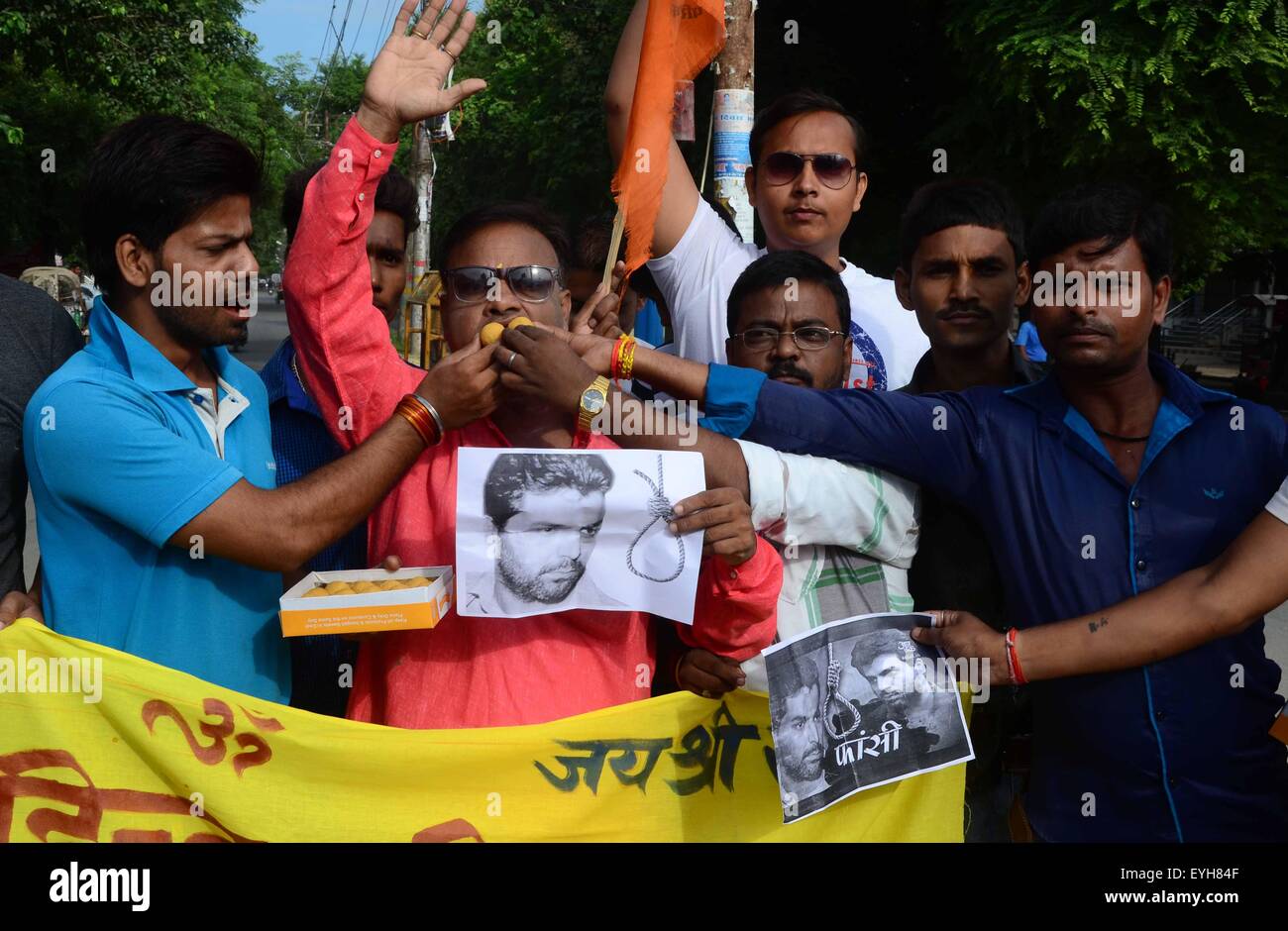 Allahabad, Uttar Pradesh, India. 30th July, 2015. Allahabad: Vishwa hindu Parishad worker capital punishment of 1993 Mumbai blasts convict Yakub Memon, in Allahabad on 30-07-2015. photo by prabhat kumar verma Credit:  Prabhat Kumar Verma/ZUMA Wire/Alamy Live News Stock Photo