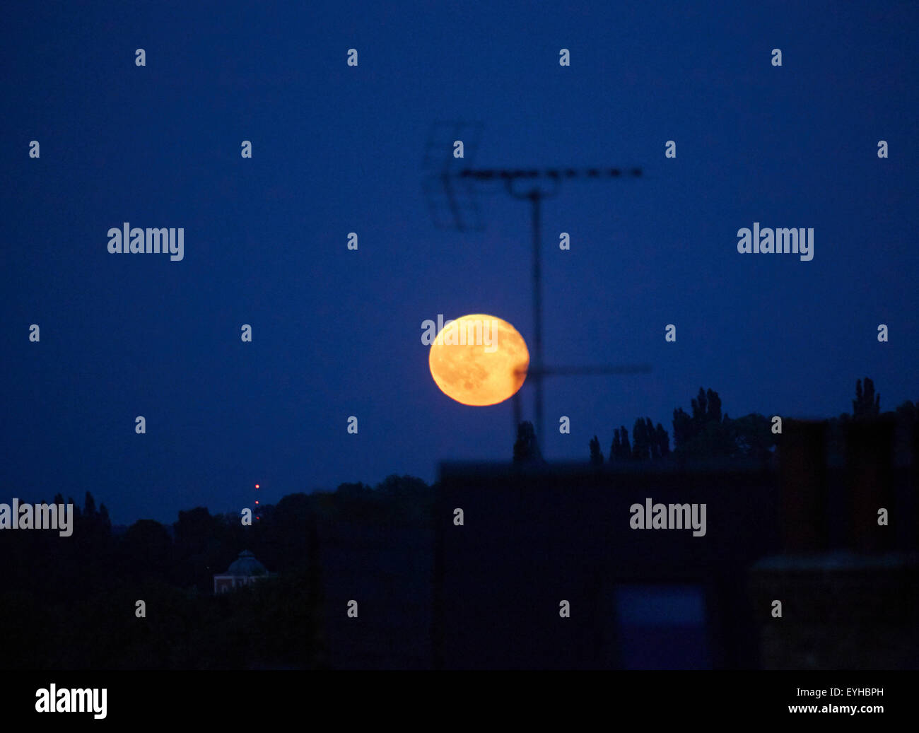 Harvest moon over south london rooftops. Commerical stock portfolio (continued), na, United Kingdom. Architect: na, 2015. Stock Photo