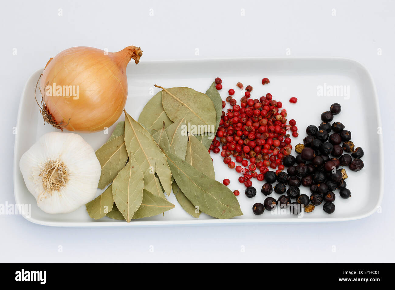 Onion, garlic, bay leaves, red and black peppercorns Stock Photo Alamy