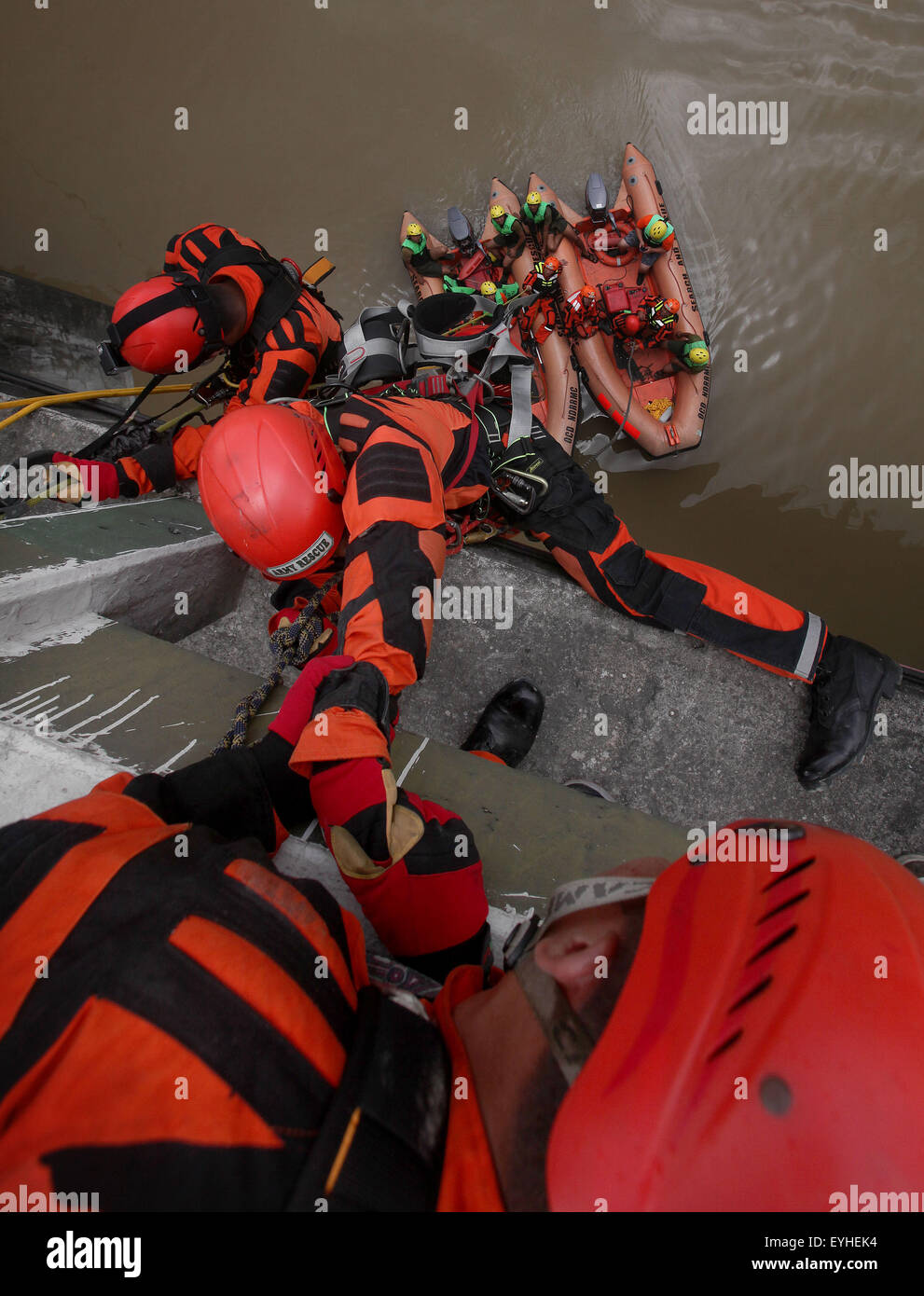Pasig City, Philippines. 30th July, 2015. Rescuers climb up onto a bridge during the elevated rescue scenario of the Metro Shake Drill in Pasig City, the Philippines, July 30, 2015. Credit:  Rouelle Umali/Xinhua/Alamy Live News Stock Photo