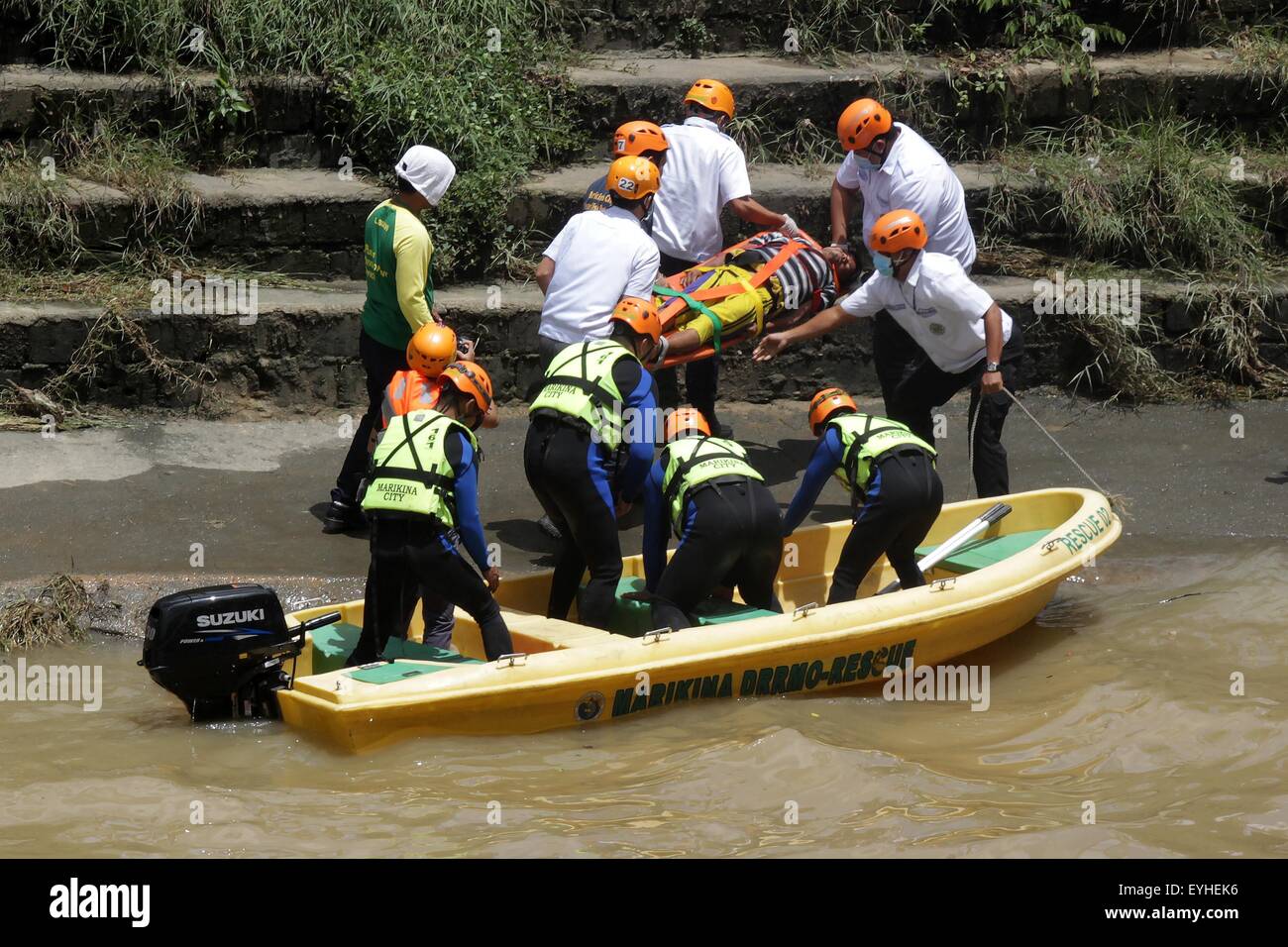 Philippine Rescuer Model Pasig City, Philippines. 30th July, 2015. Rescuers carry a mock victim ...