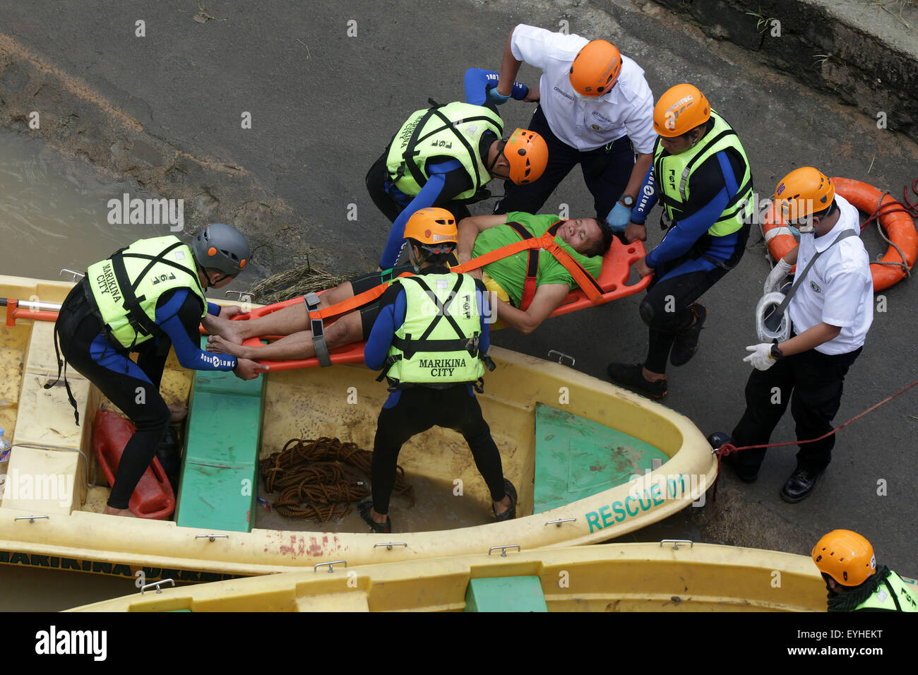 Philippine Rescuer Model Pasig City, Philippines. 30th July, 2015. Rescuers carry a mock victim ...