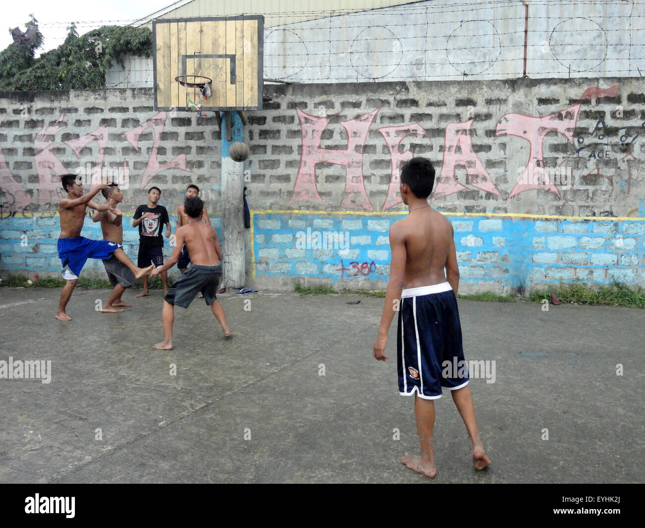 Navotas City, Philippines. 30th July, 2015. Filipinos play half court