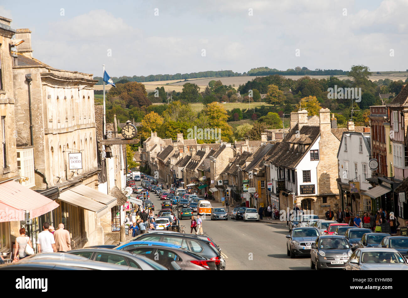Tourist honeypot village street crowded with traffic in burford hires