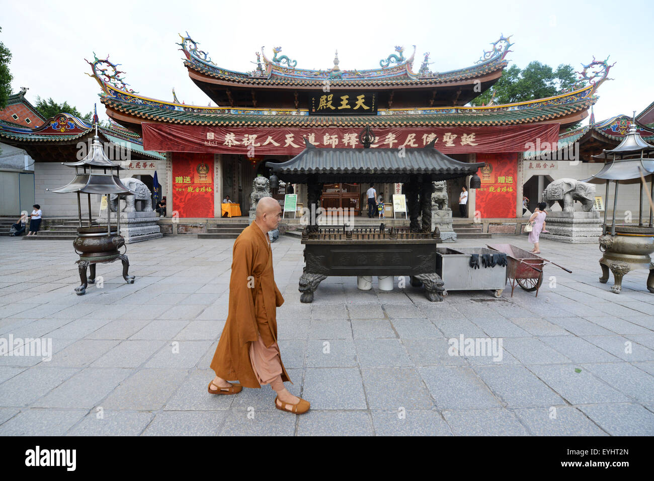 Chinese buddhist monk hi-res stock photography and images - Alamy
