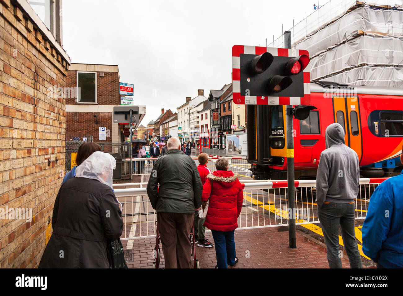Red level crossing flashing lights hires stock photography and images