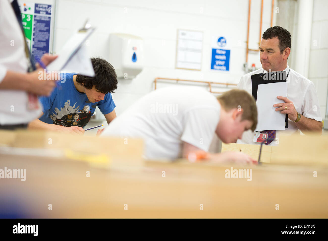 teachers assess a woodwork class at Bolton College Stock Photo